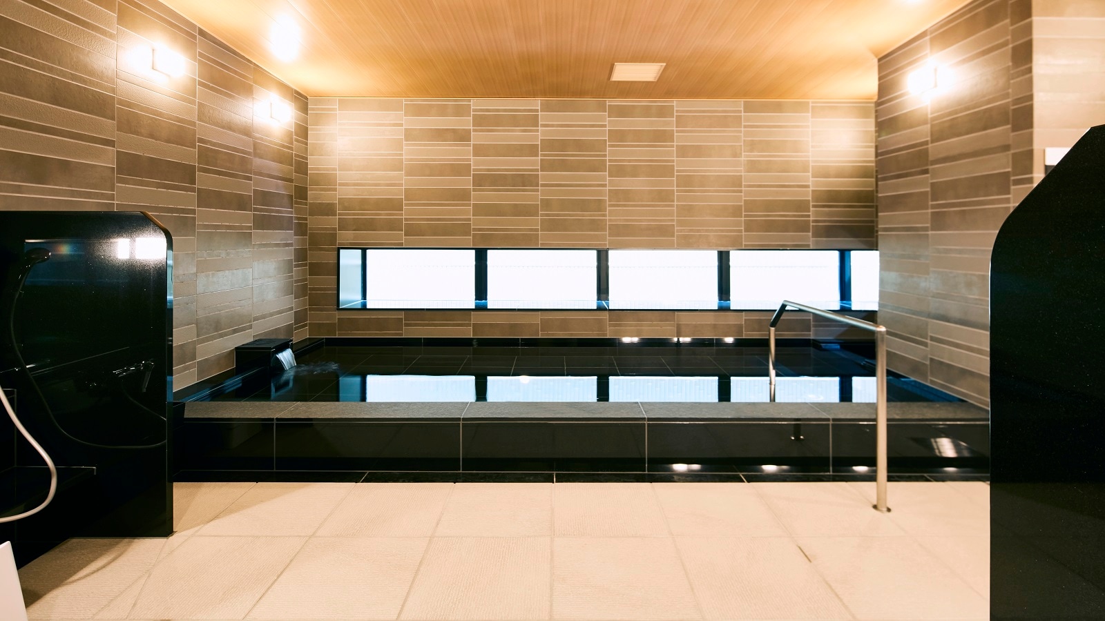 A large public bath to soothe away the fatigue of your trip