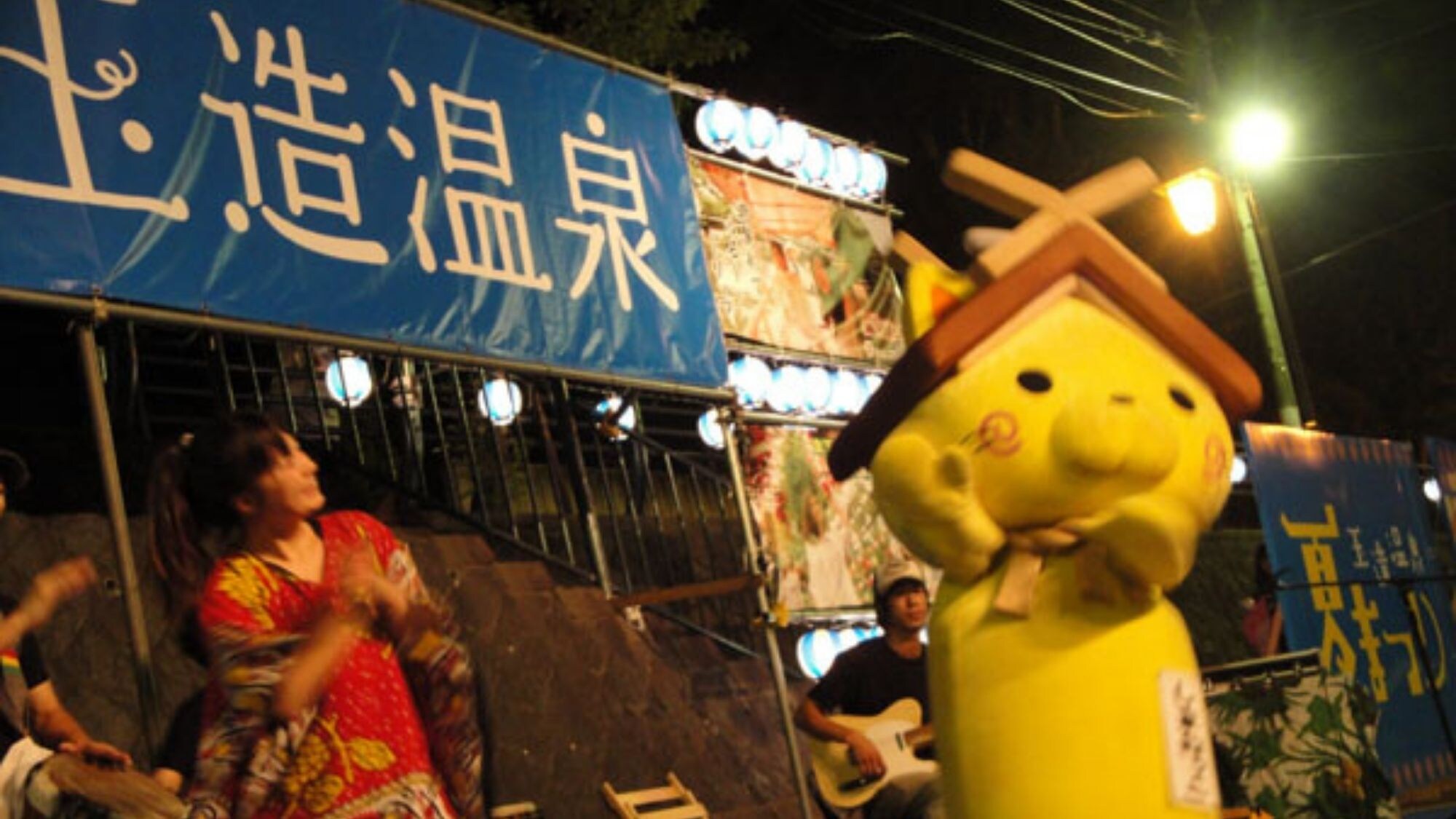 [Tamazukuri Onsen Summer Festival] Yasugibushi and jazz shows are held on a different day each day on a special stage along the river.