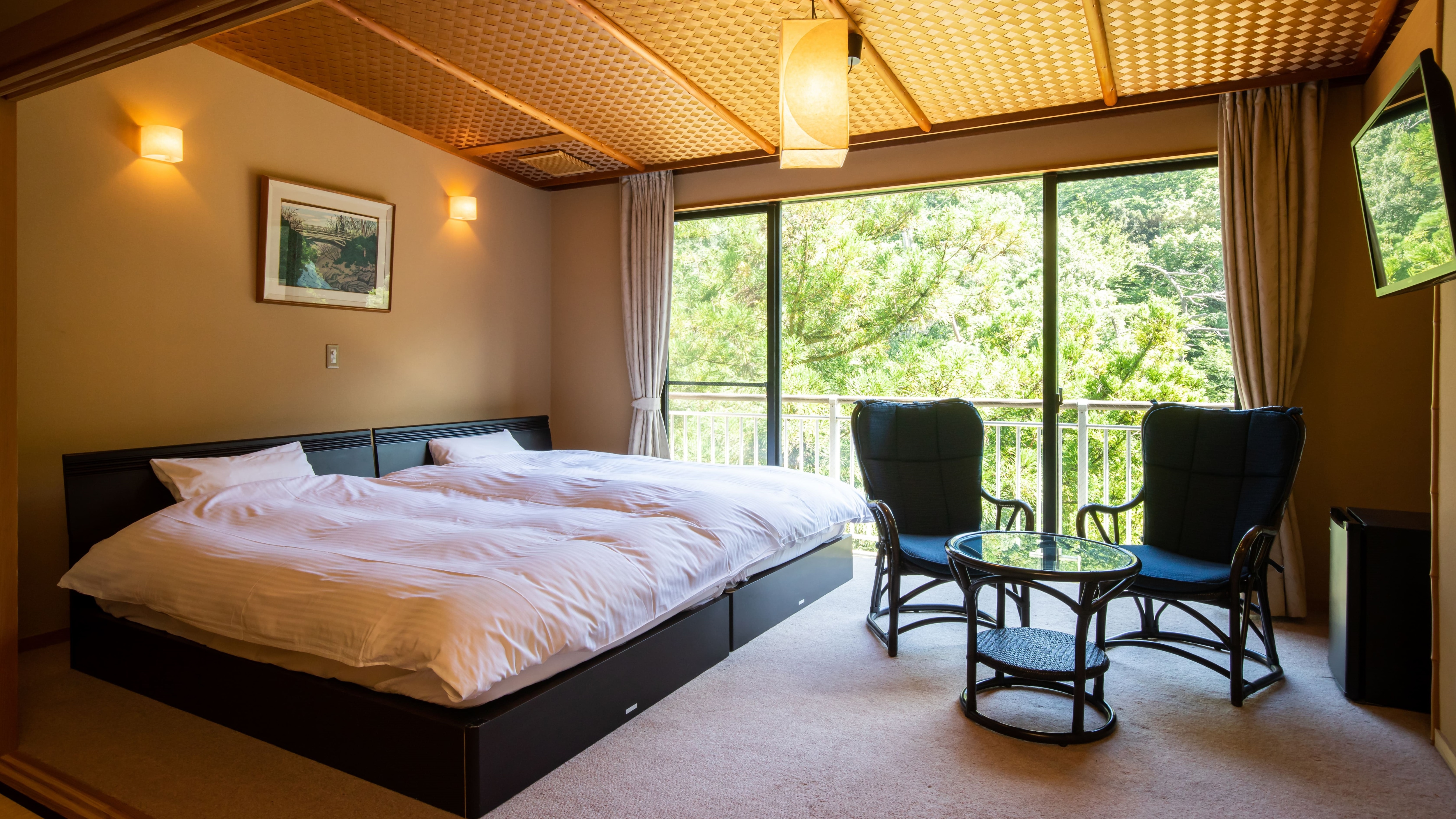 [Japanese-Western style room] Japanese-Western style room with bed overlooking Kakusenkei