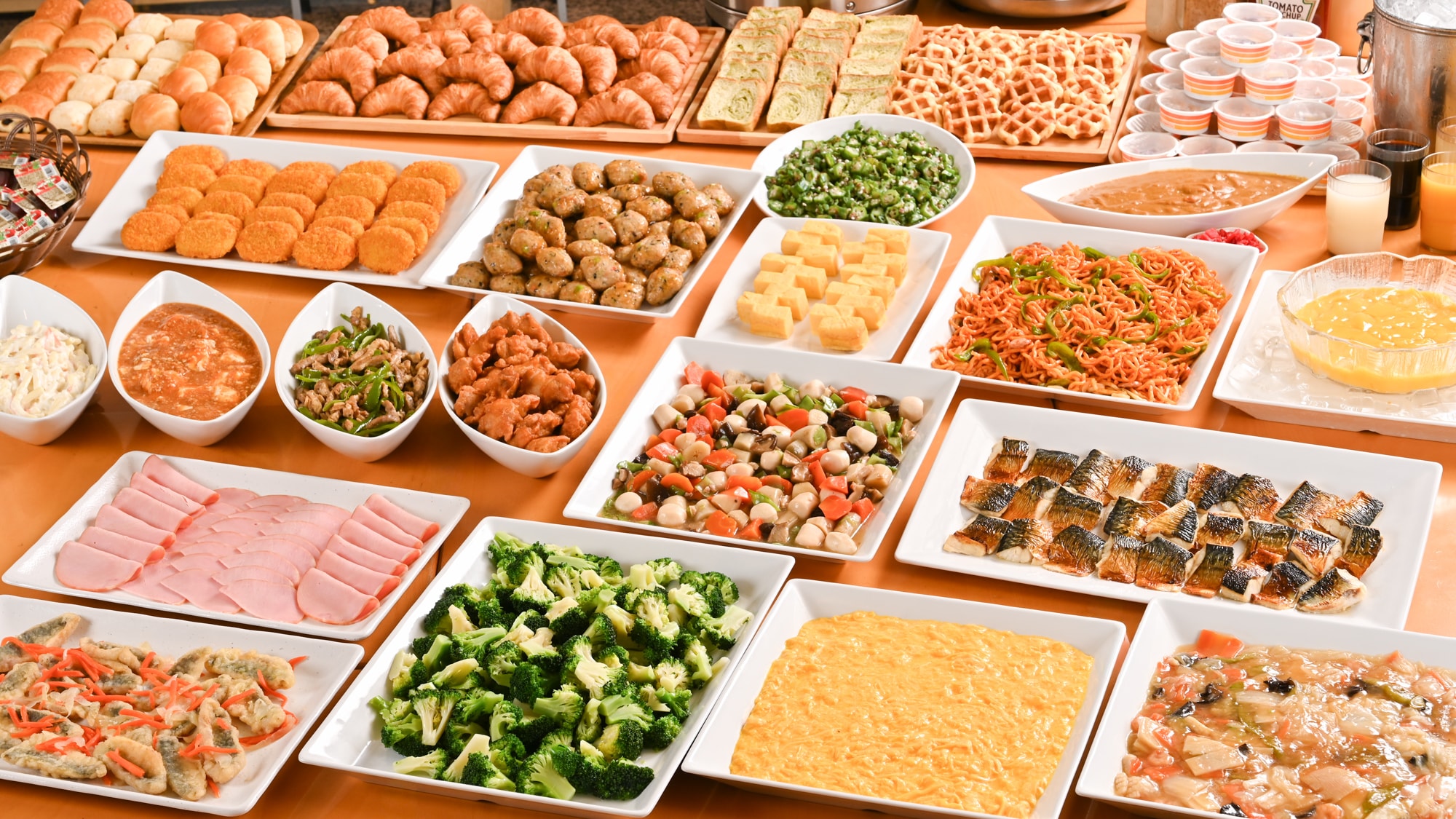 Image of a Japanese/Western buffet breakfast