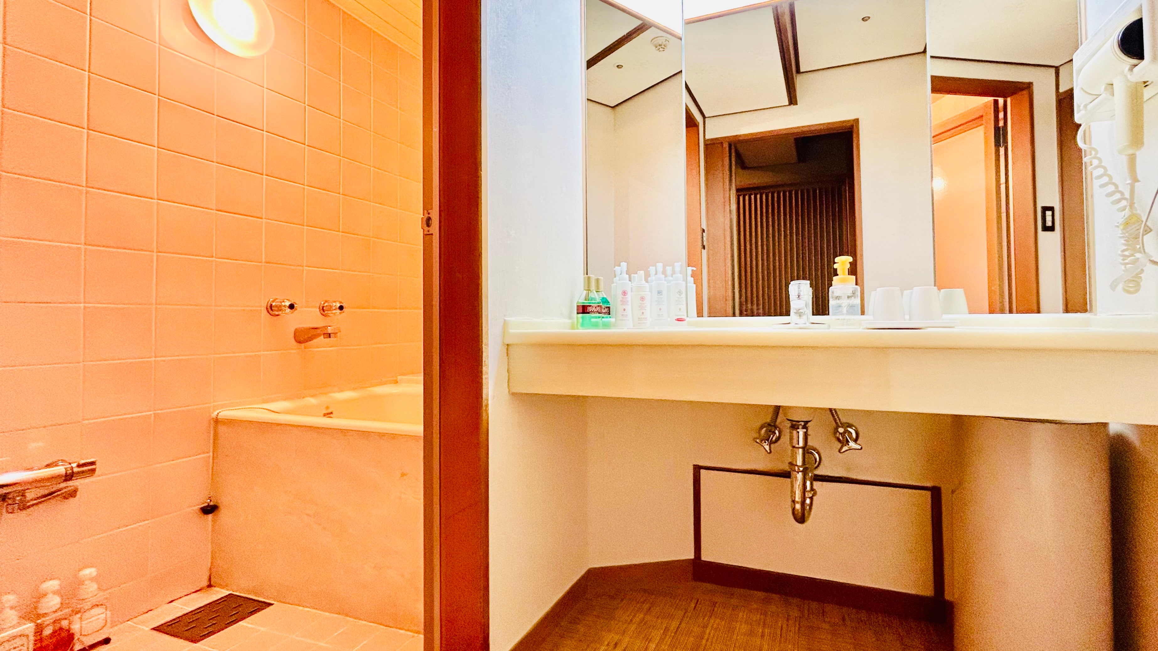[Smoking/Non-smoking] Japanese-style room (8 tatami mats) (river side)
