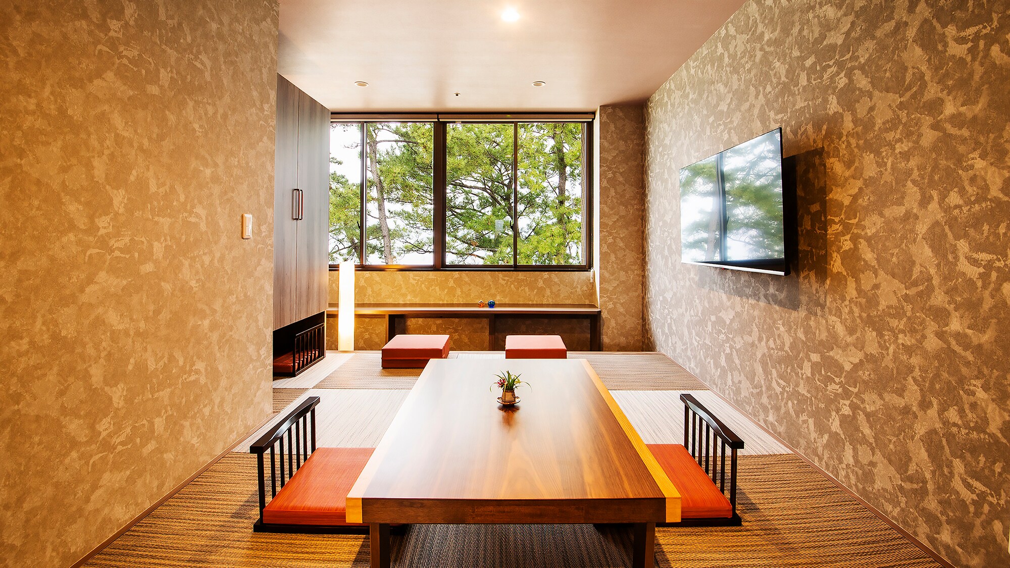 [Deluxe Japanese-Western room with semi-open-air bath] [Japanese-style room]