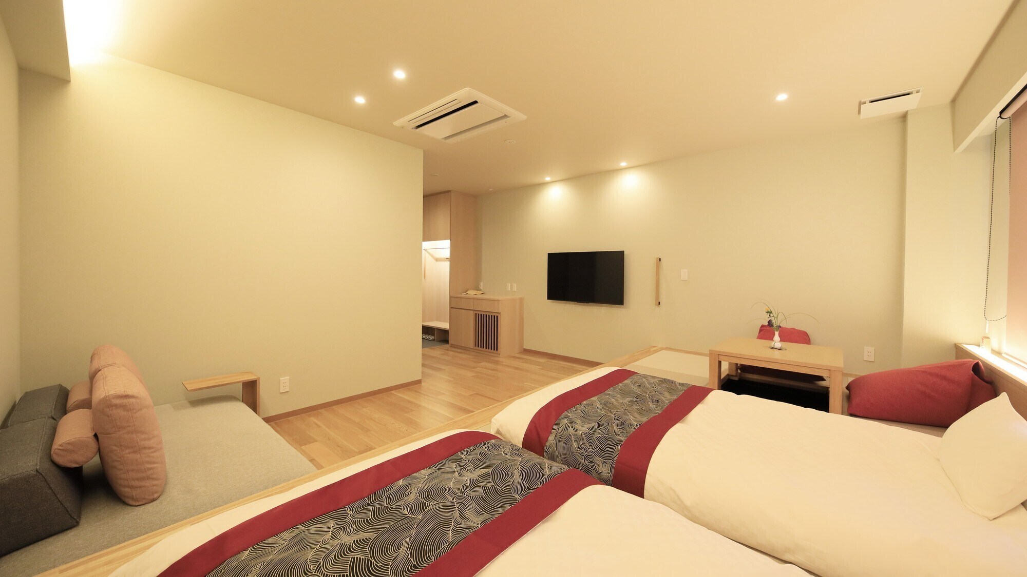 [Renovated West Wing Guest Rooms] <Red> A relaxing space when you turn on the light