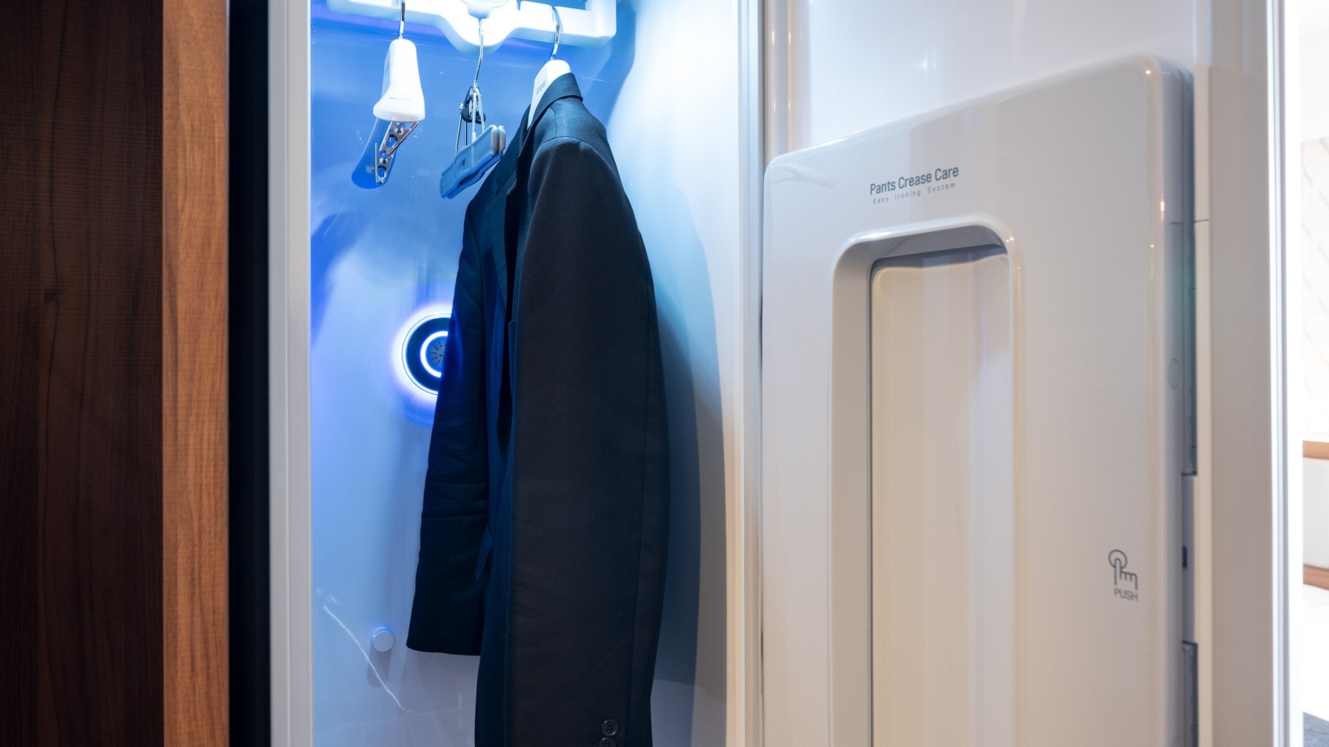 高級雙床：LG 造型器可消除皺紋和異味，讓衣服煥然一新。