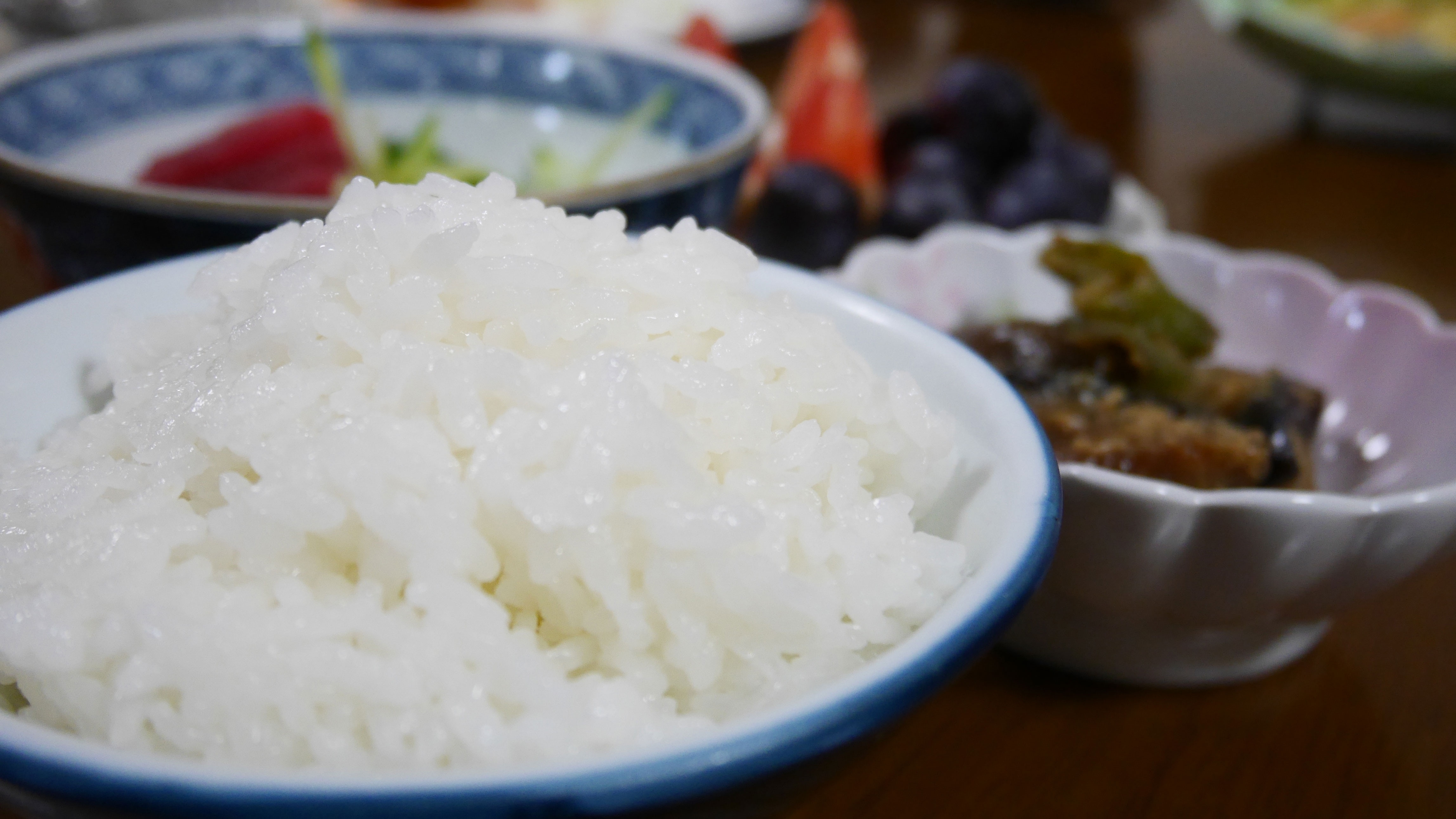 *早餐：提供新鲜煮熟的自制米饭。