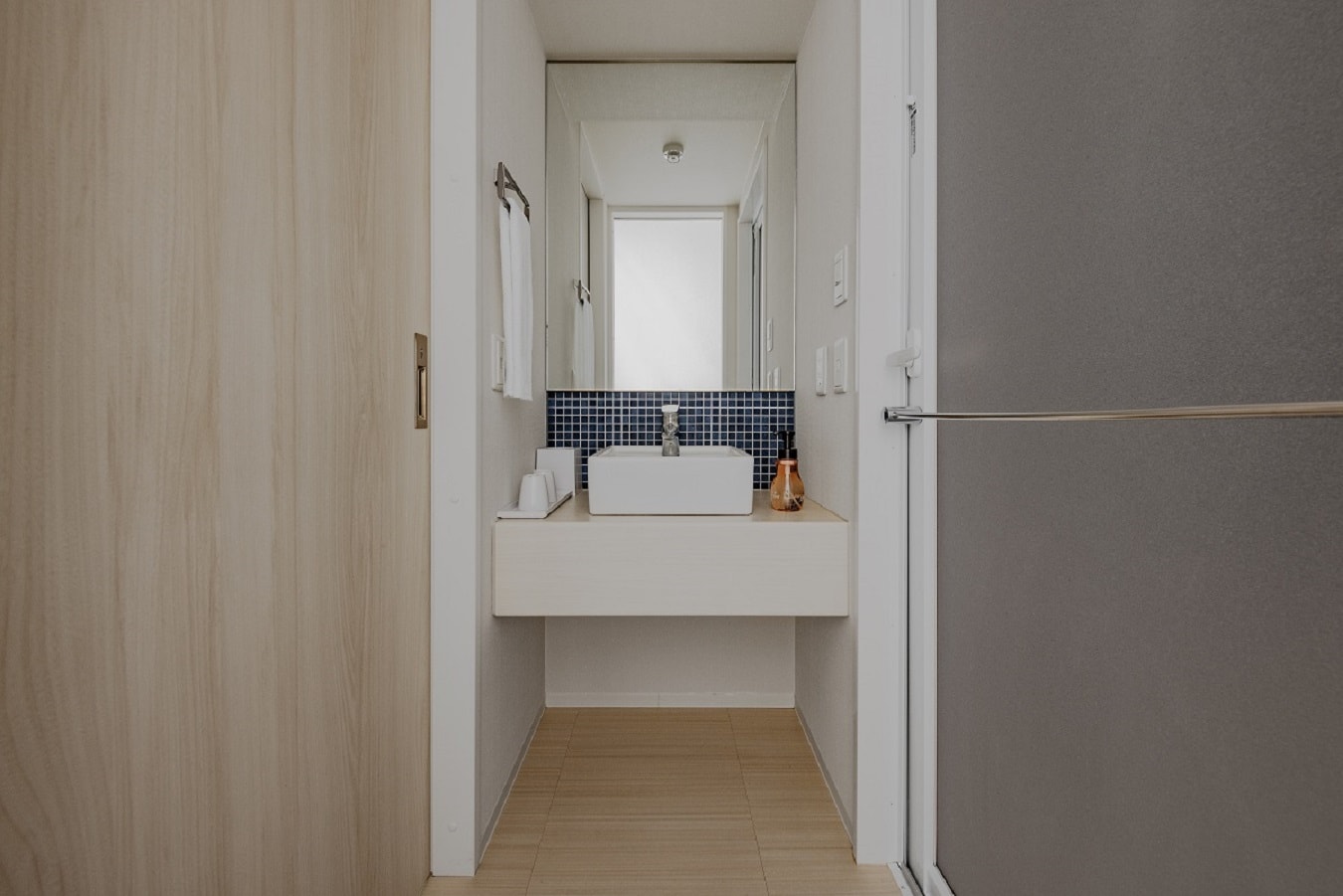 [Separate washbasin]
