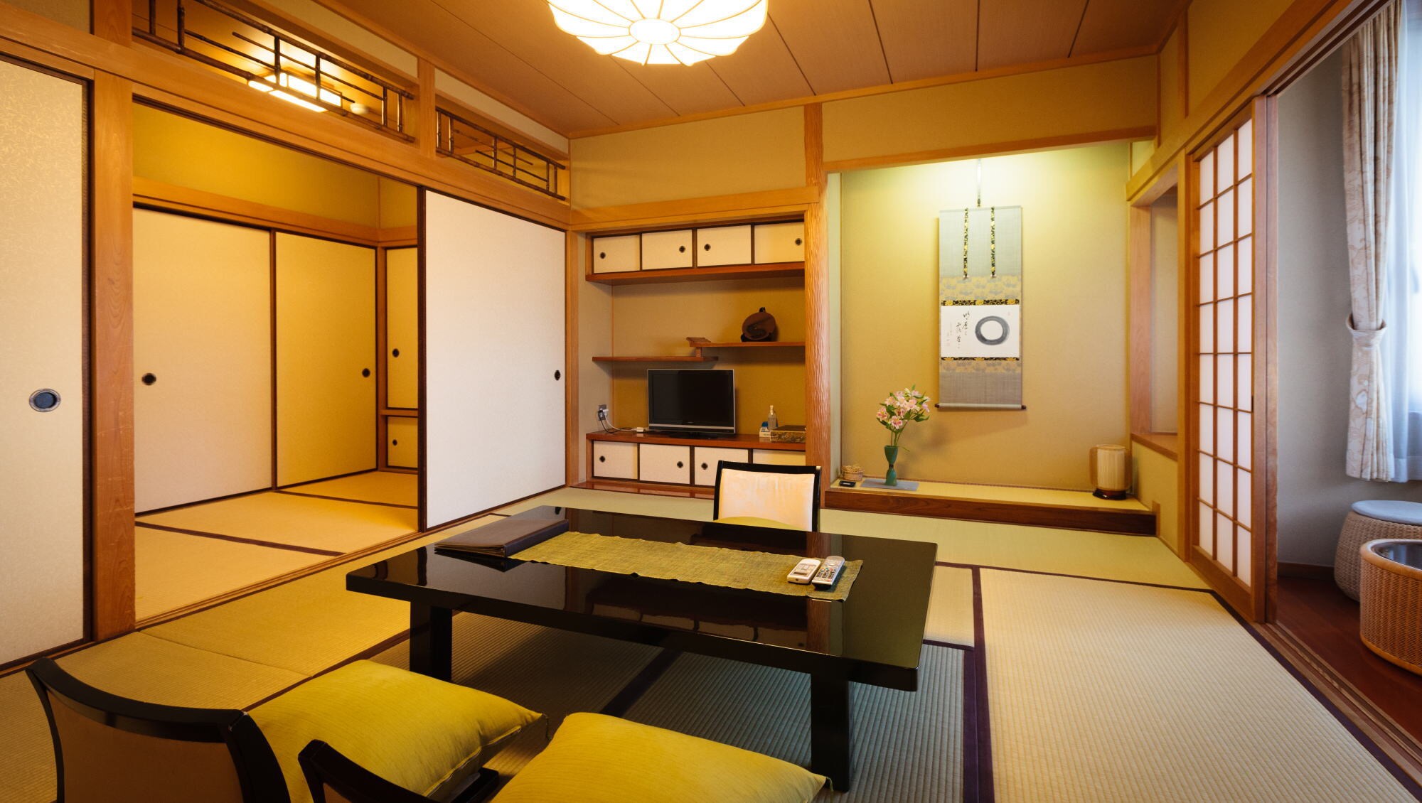 ◆ Kyoto-style pure Japanese-style room (10 tatami mats) ◆ With bath and toilet ◆ No smoking