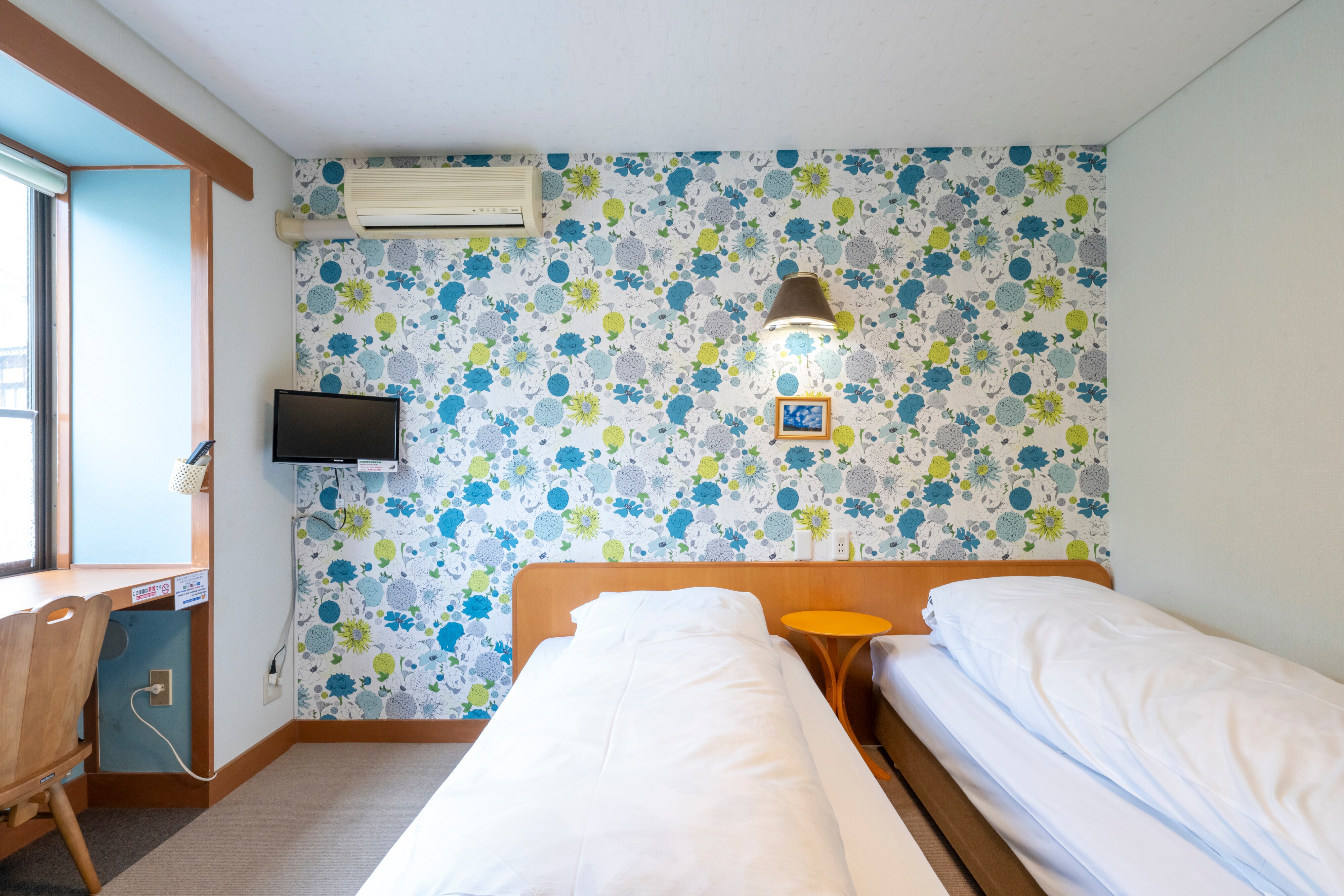 Twin room with toilet