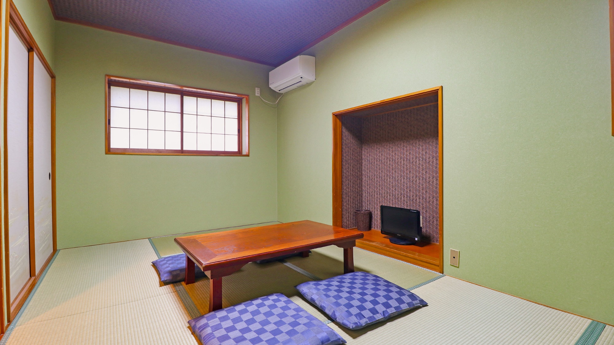 #Japanese-style room: 8 tatami rooms are popular with groups and families.