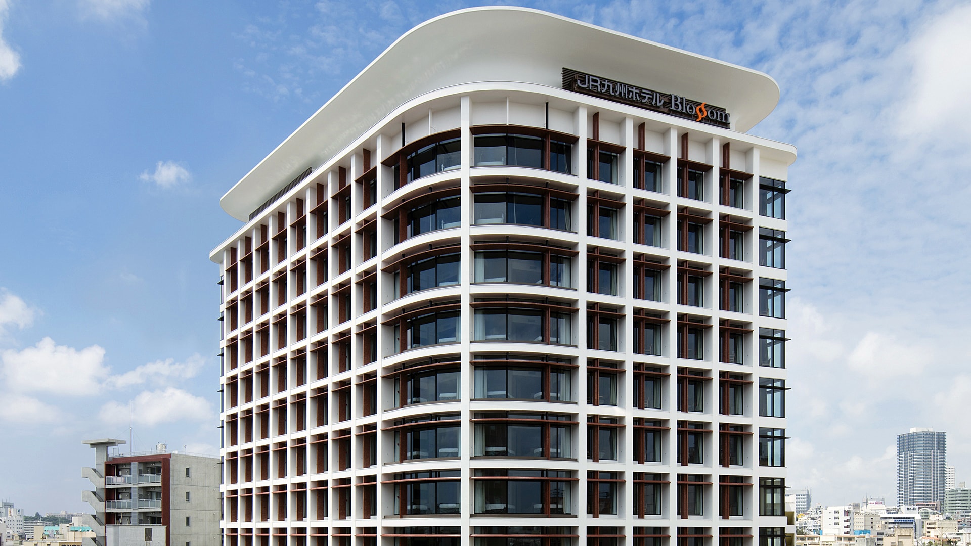 Hotel exterior (daytime)