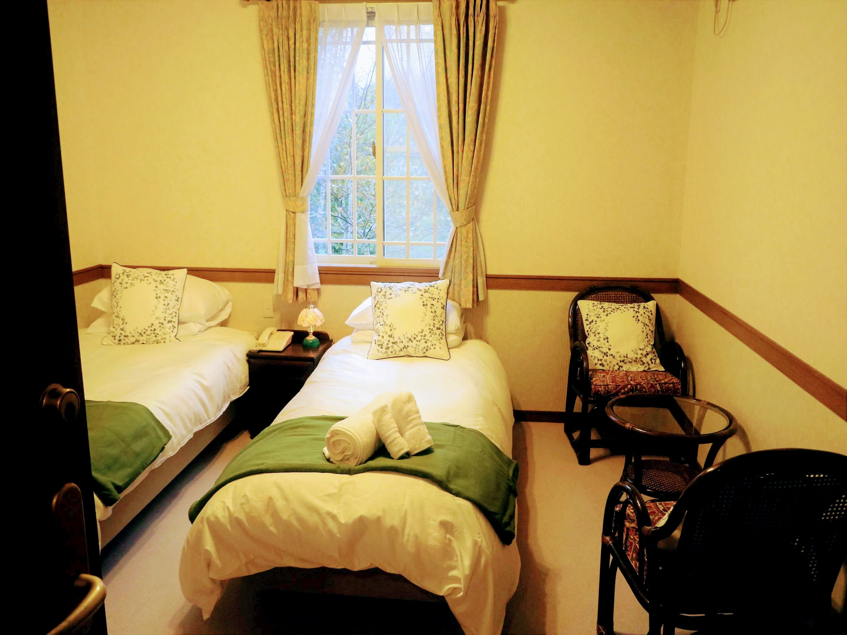Twin or double bedroom with shared bathroom