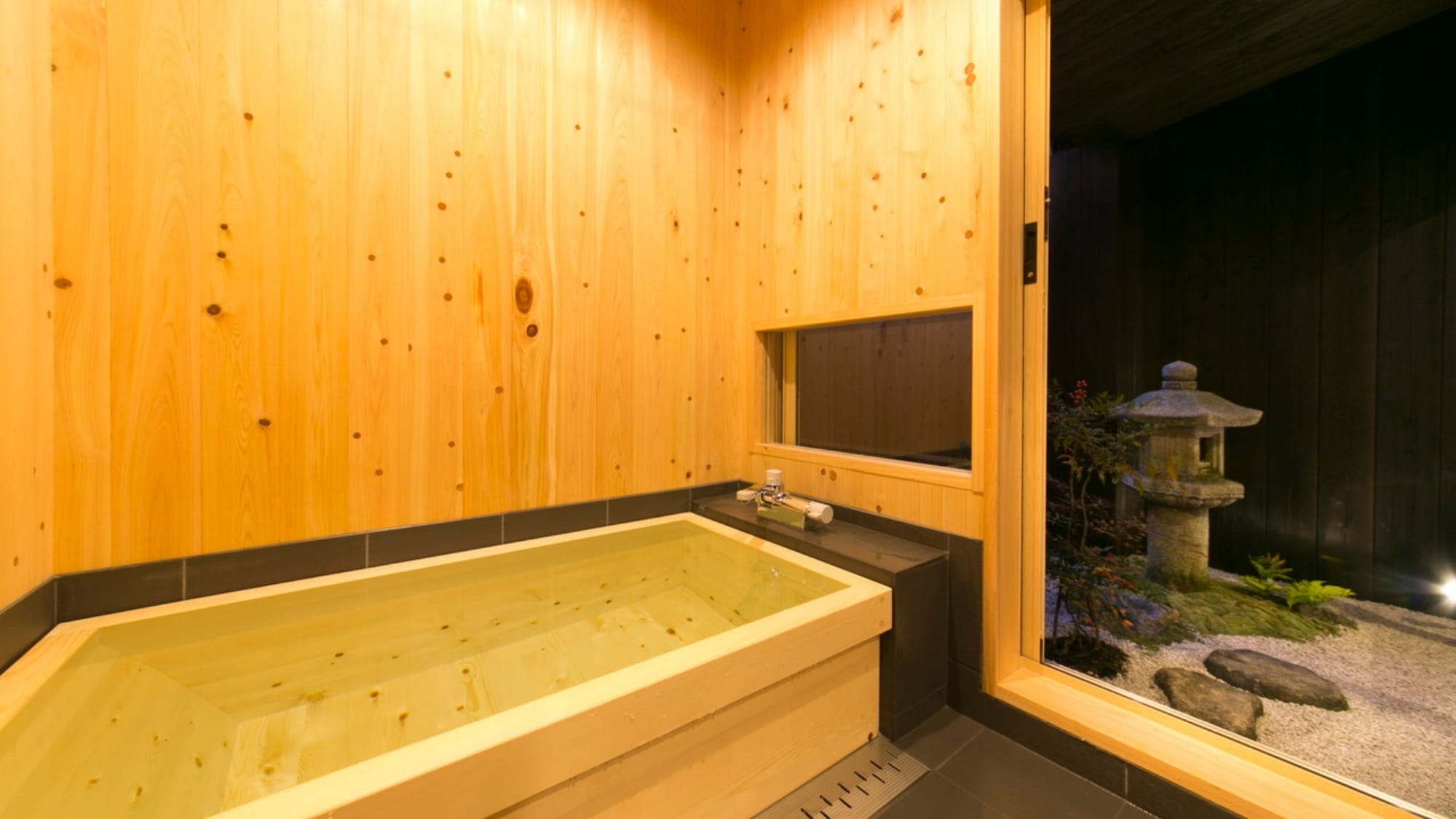 ■ Semi-open-air bath