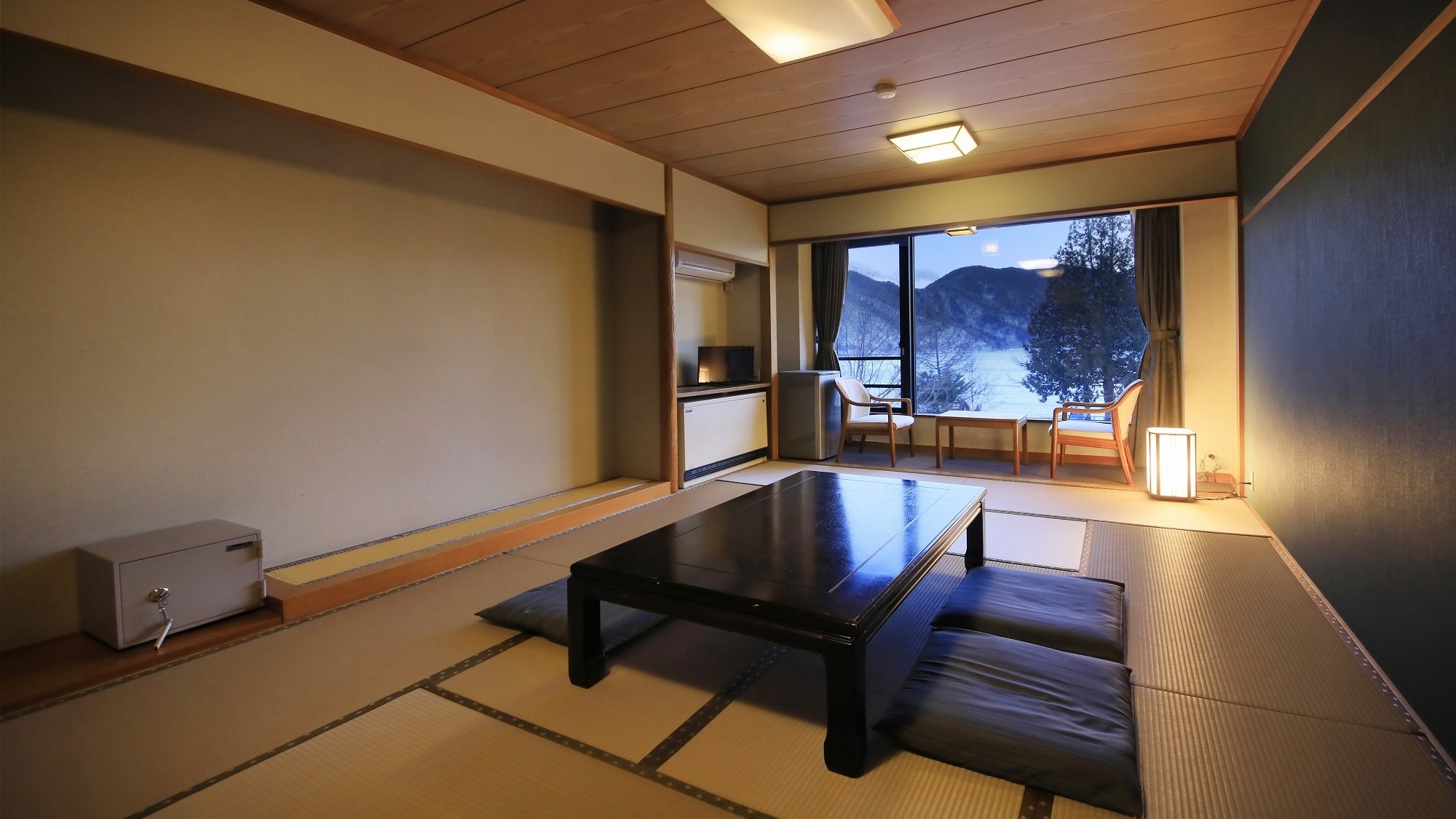 [Japanese-style room] Wide veranda with lake view is a place to relax