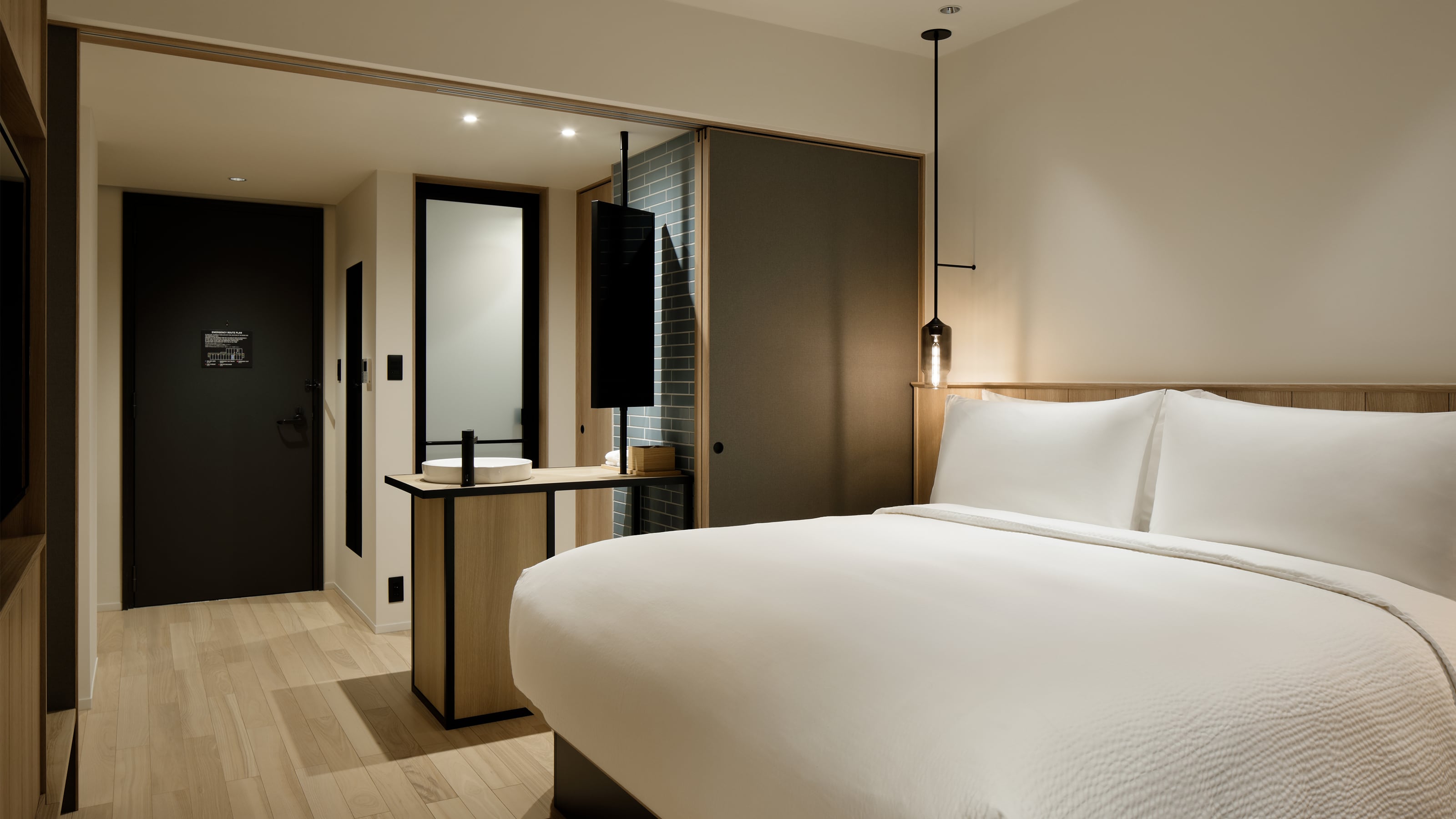 King Room: 25 square meters, non-smoking, bed width 180 cm. Relax in a simple yet warm space.