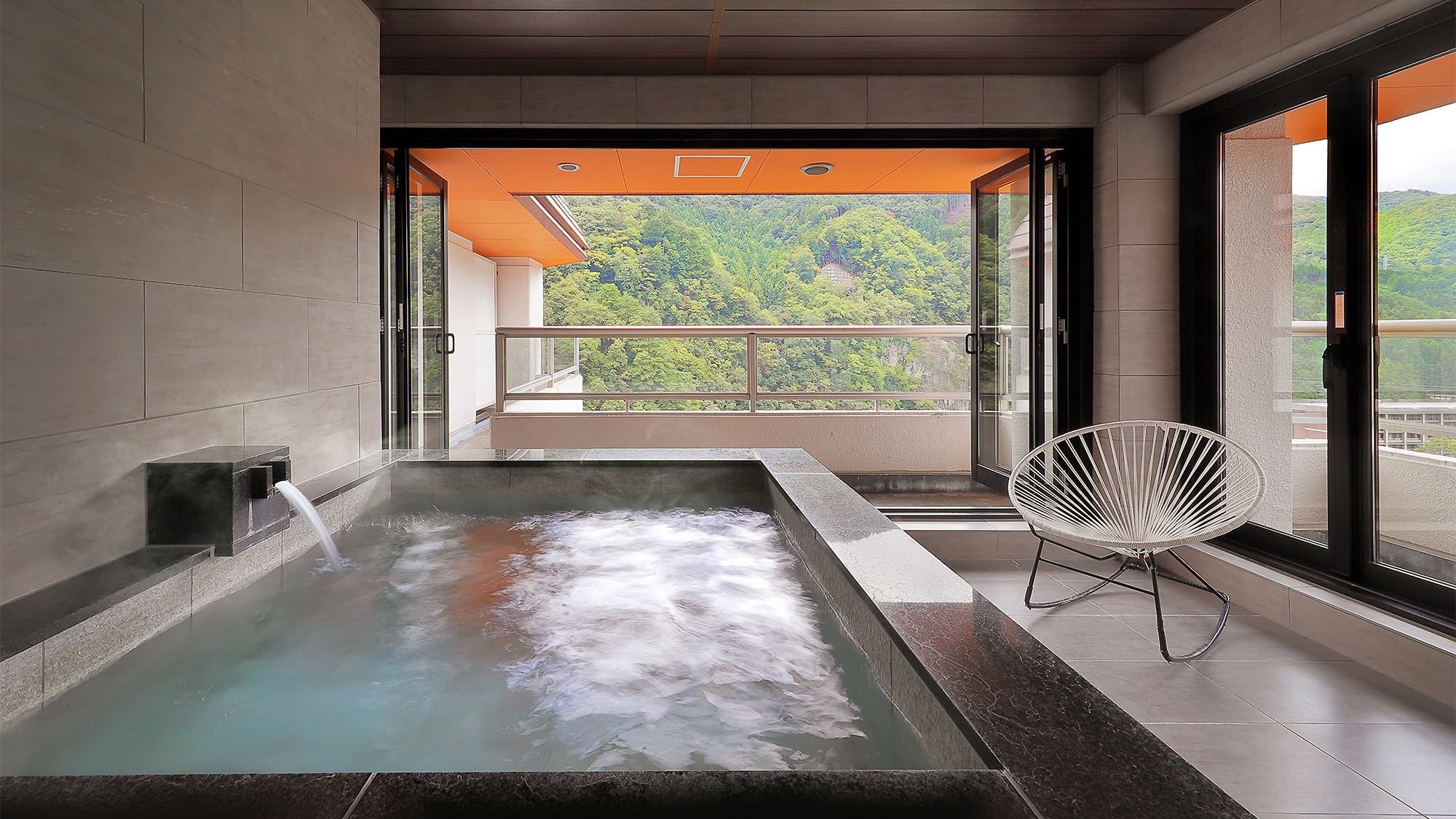 [Japanese-Western room] Top floor guest room with observation bath