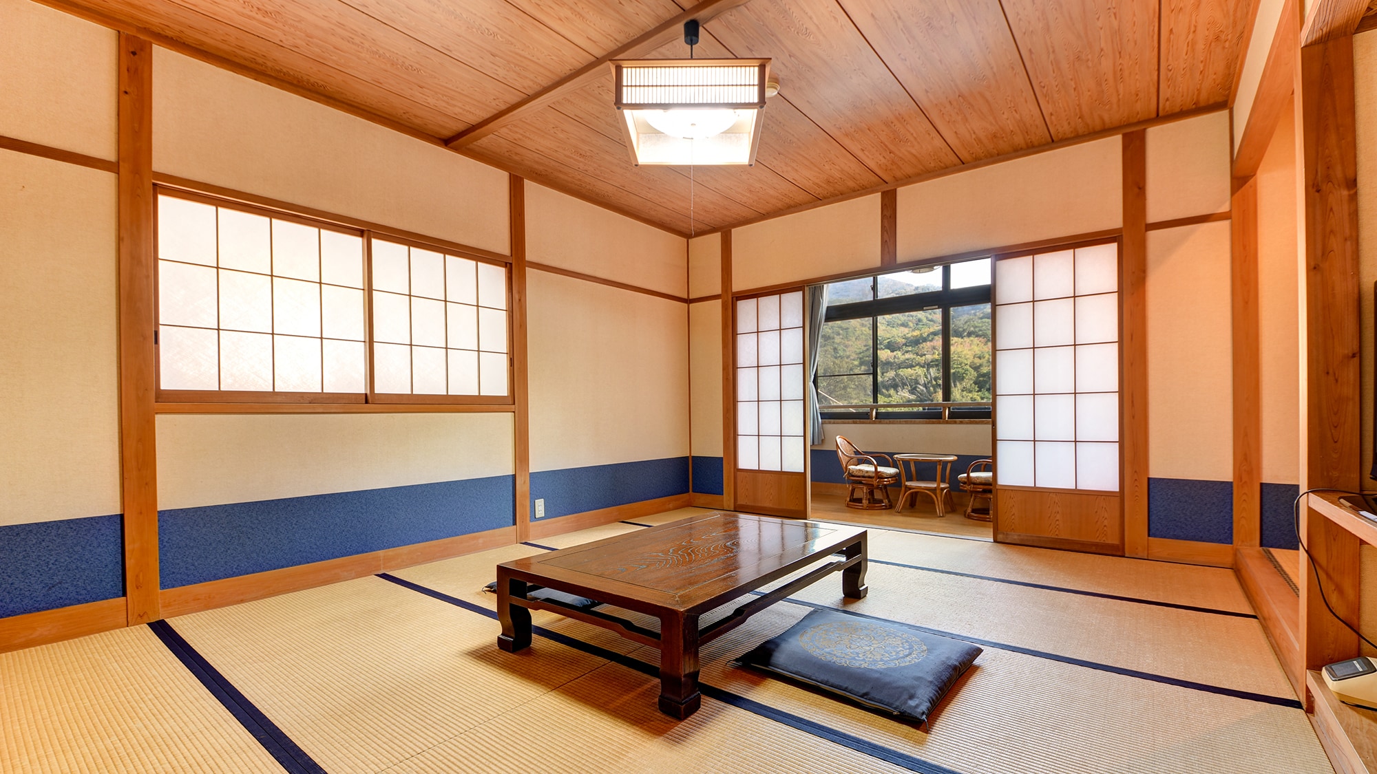 *Example of a guest room: Stretch out your legs on the tatami mat and relax.