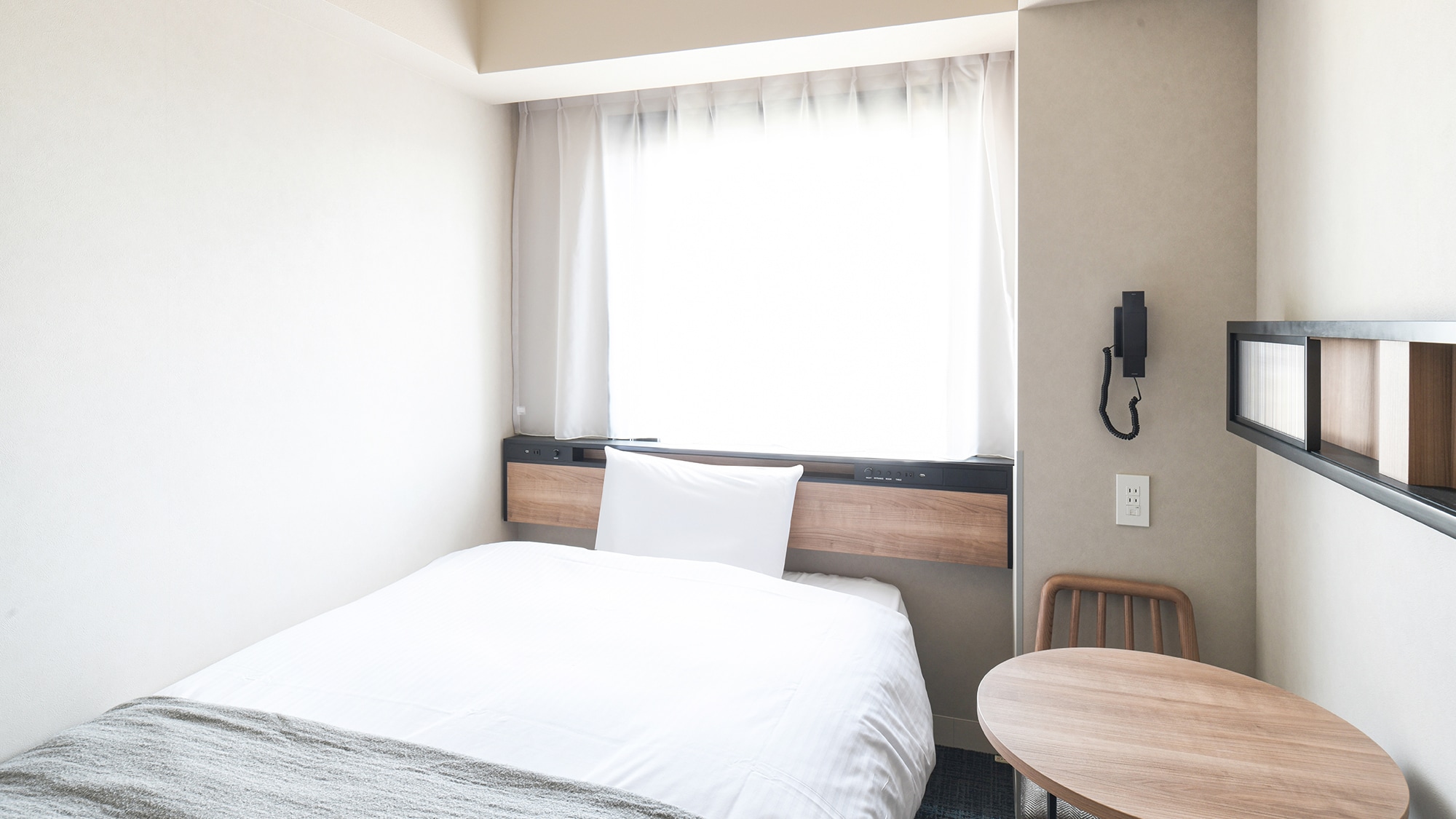 [Single shower booth] One 140cm wide bed.