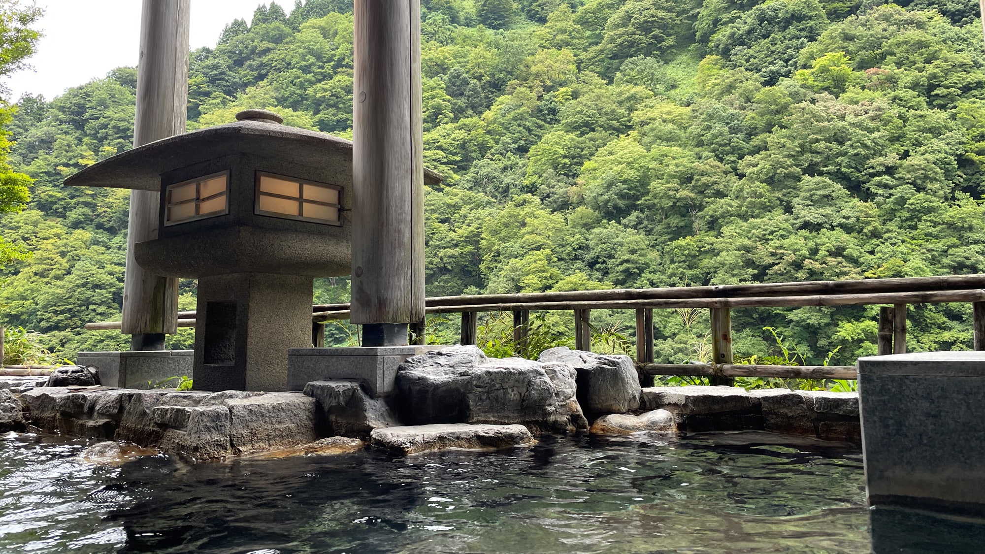 【附設露天浴池的大浴場谷之湯】微風穿過林間，吹拂在熱氣騰騰的身體上，感覺十分舒服。