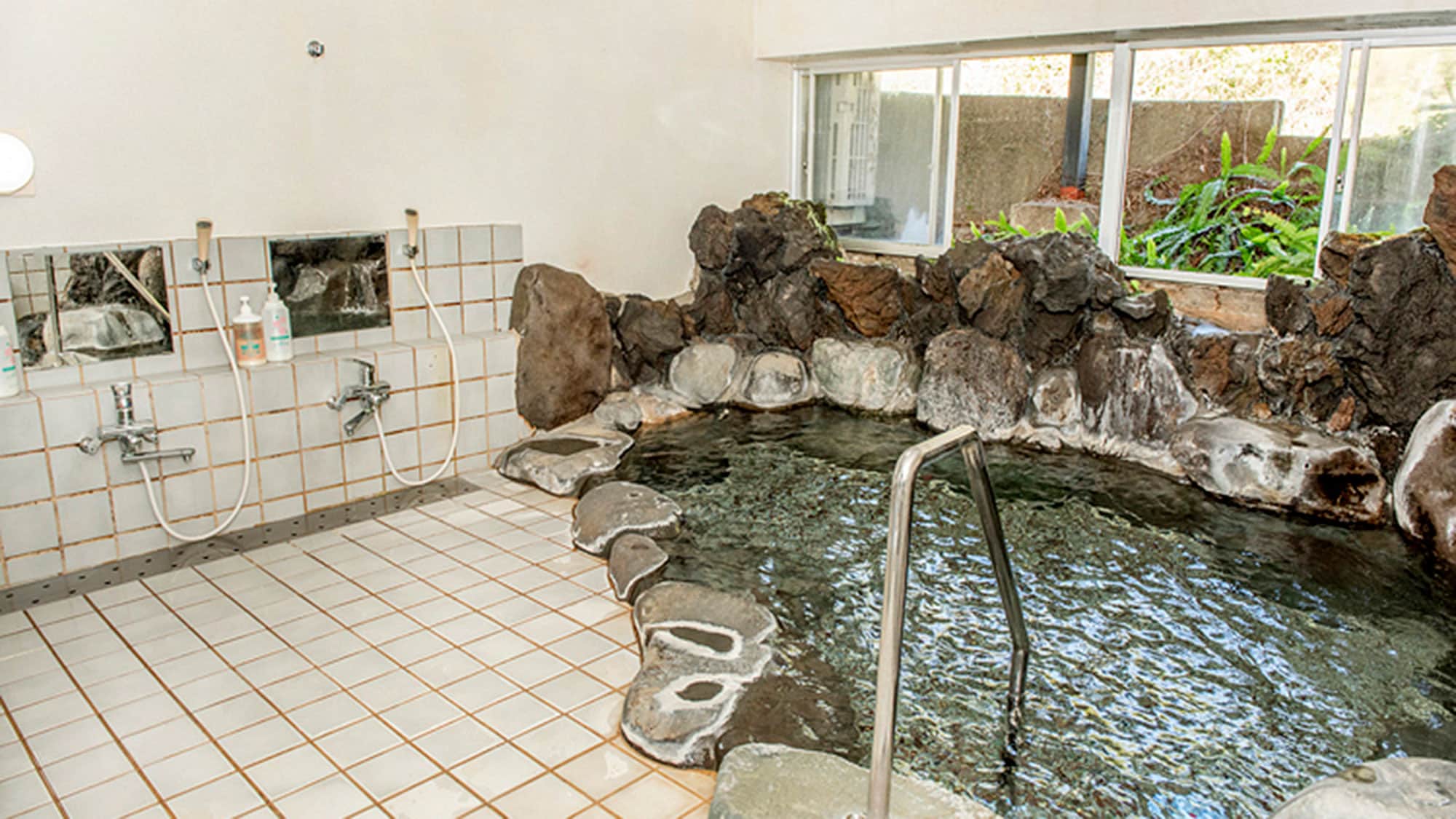 ・ You can enjoy the hot springs that spring from the basalt, 500m along the clear stream of the Kawazu River, in a luxurious rock bath even in the indoor bath.