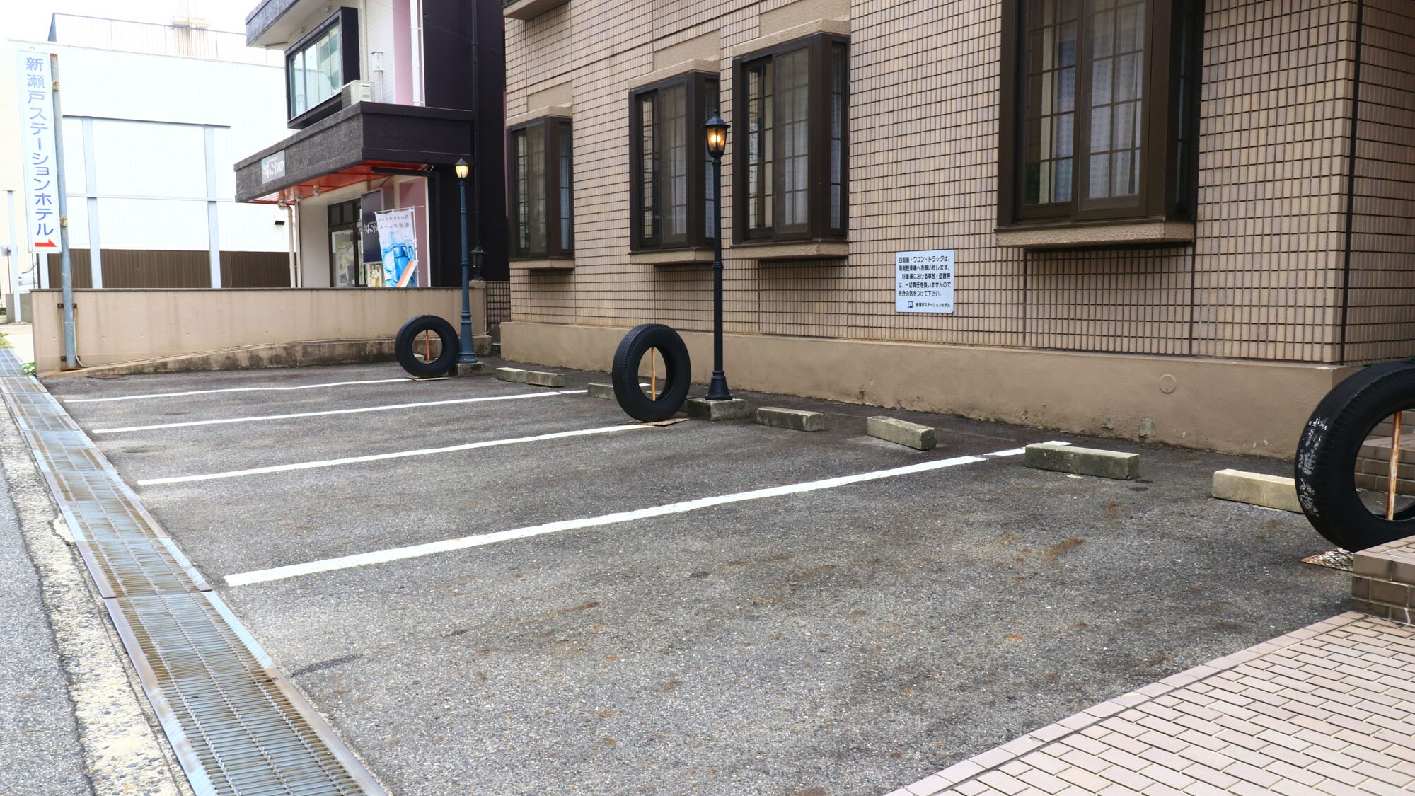 Parking lot ◆ 5 cars can be parked in front *