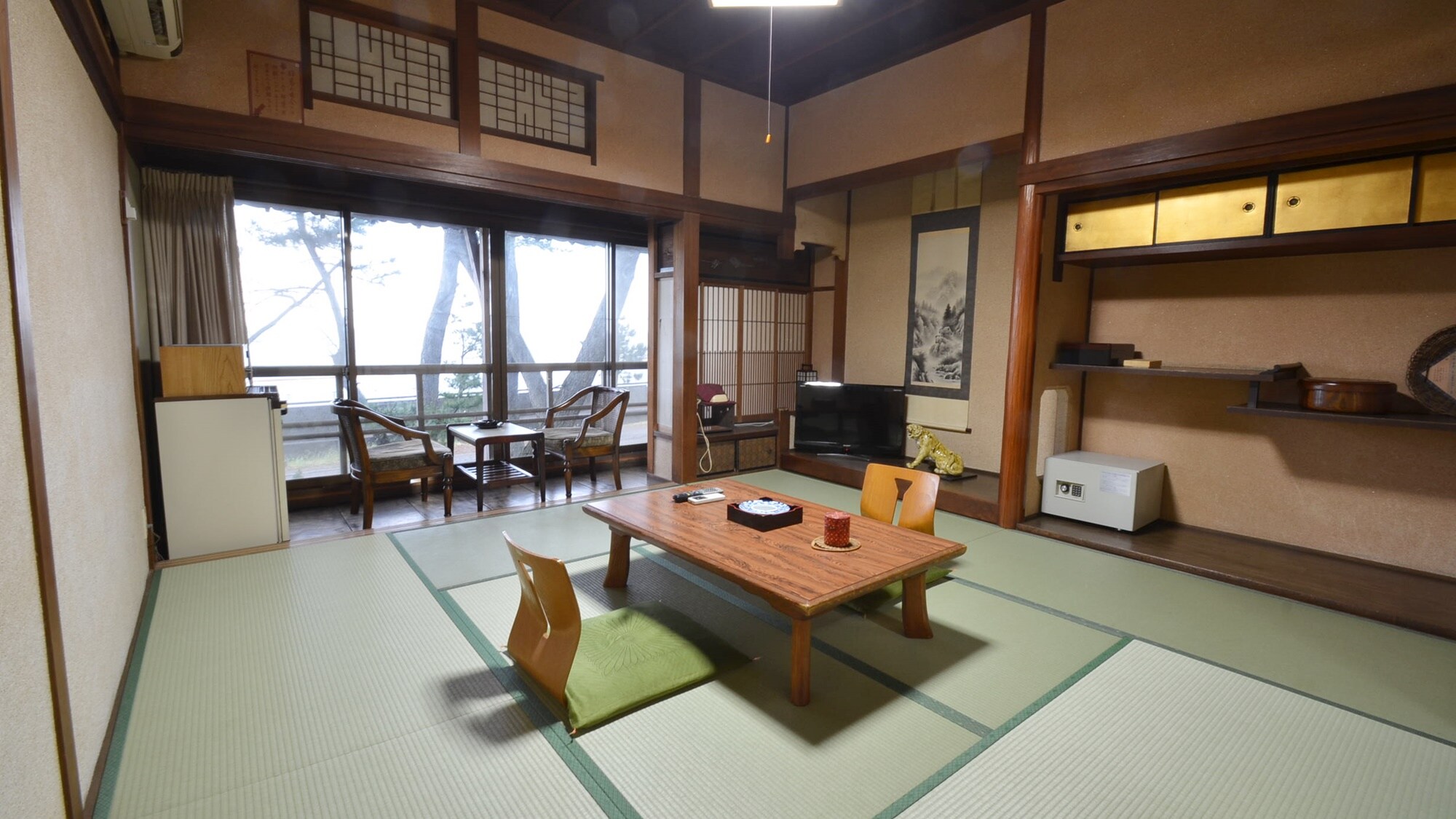 *[Main building: 1st floor ocean-facing Japanese-style room (example)] You can enjoy a panoramic view of the ocean off Futaminoura right in front of you.