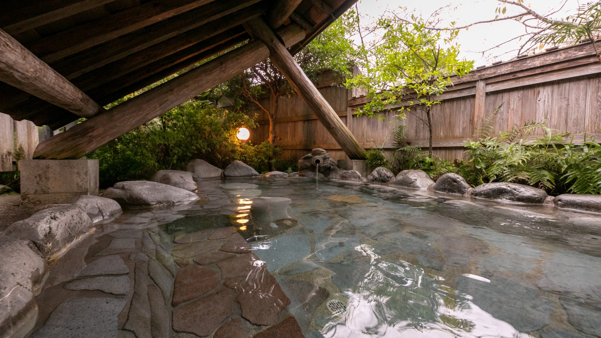 [Large open-air bath] Enjoy the blue sky during the day and the starry sky at night. This open-air bath is filled with a sense of freedom as you become one with nature, naked.