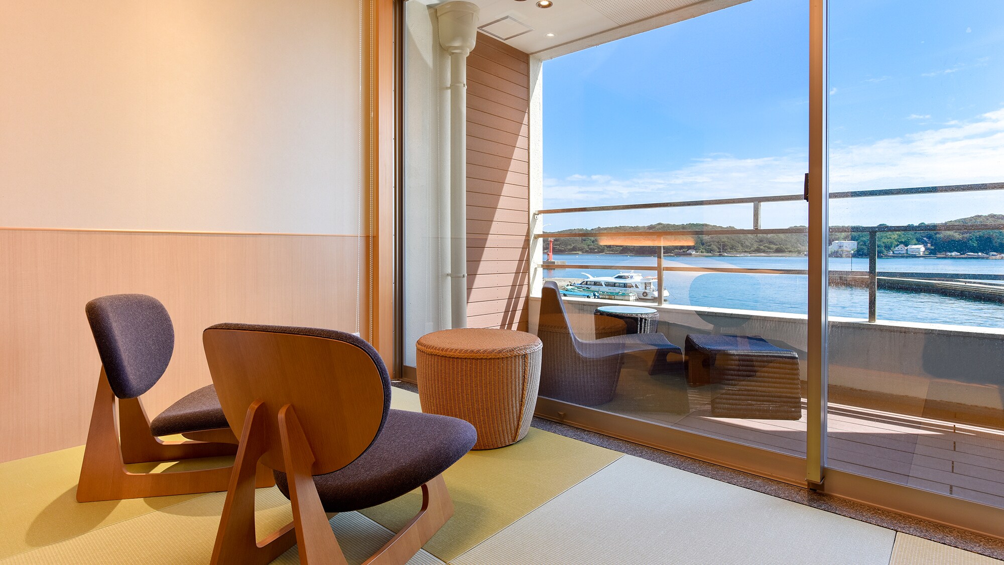 *[Ví dụ phòng khách] Phòng có ban công nhìn ra biển (203)