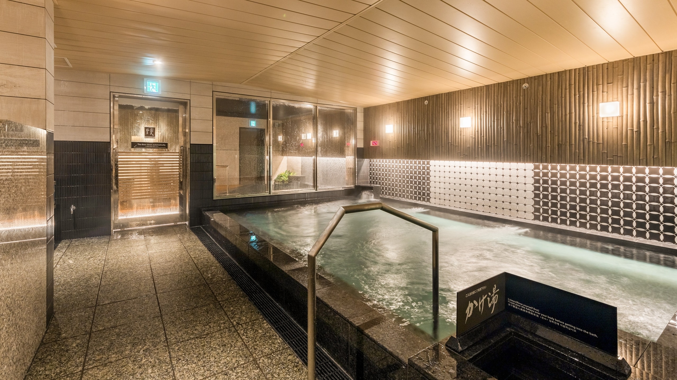 Large bath, indoor bath