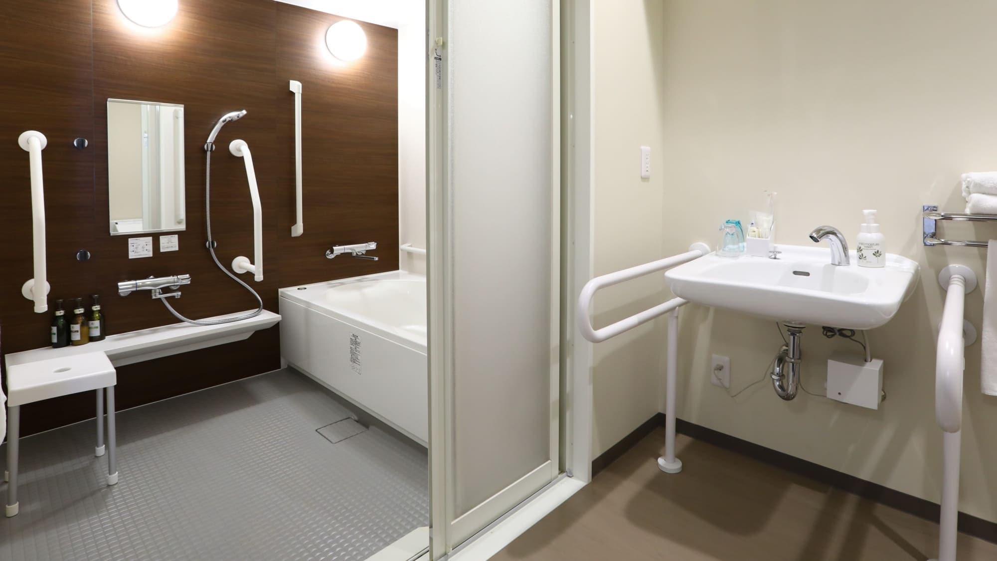 [Non-smoking in all rooms] Universal double / bed width 150 cm