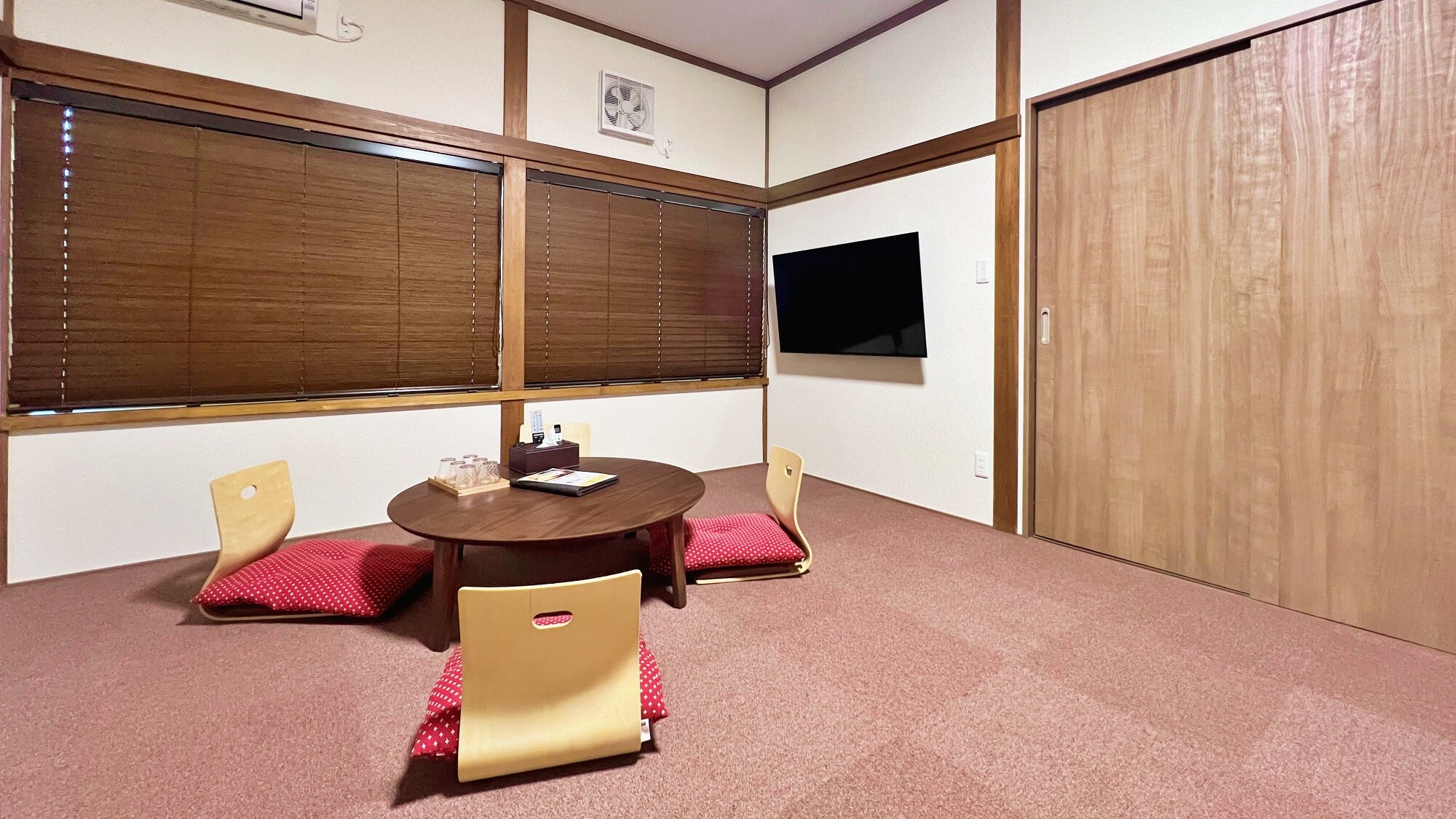 Standard Plus Room (1-3 persons) with bath, toilet and washbasin