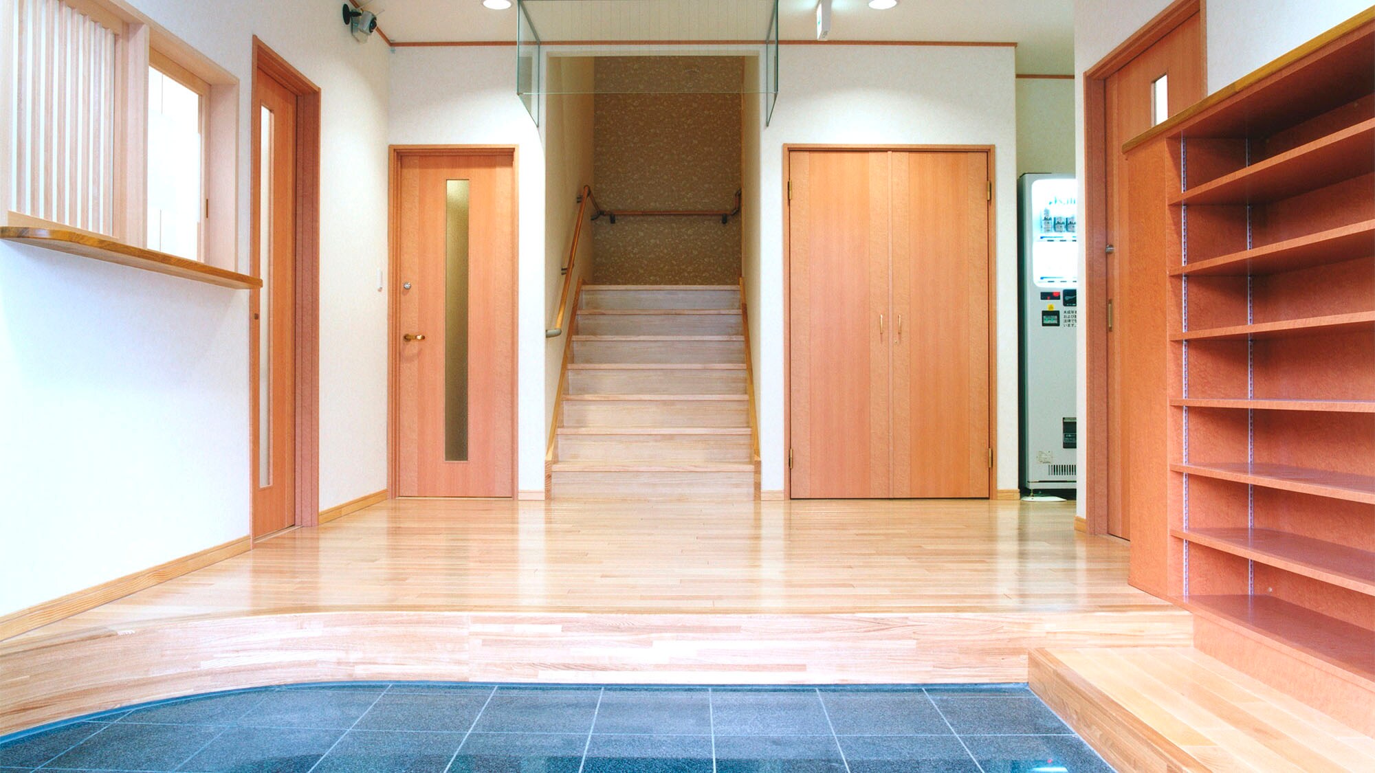 ・Entrance/The interior has a warm wooden feel