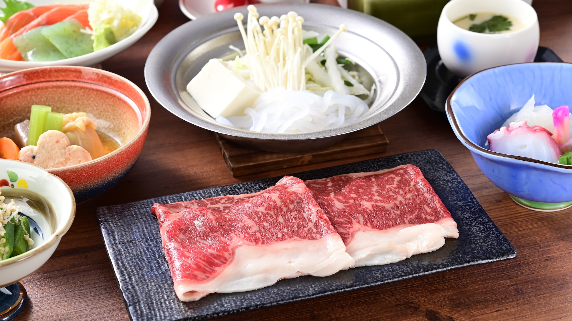 “神州牛肉”的涮涮鍋，其特點是質地柔軟，由優質脂肪和瘦肉製成的鮮味。