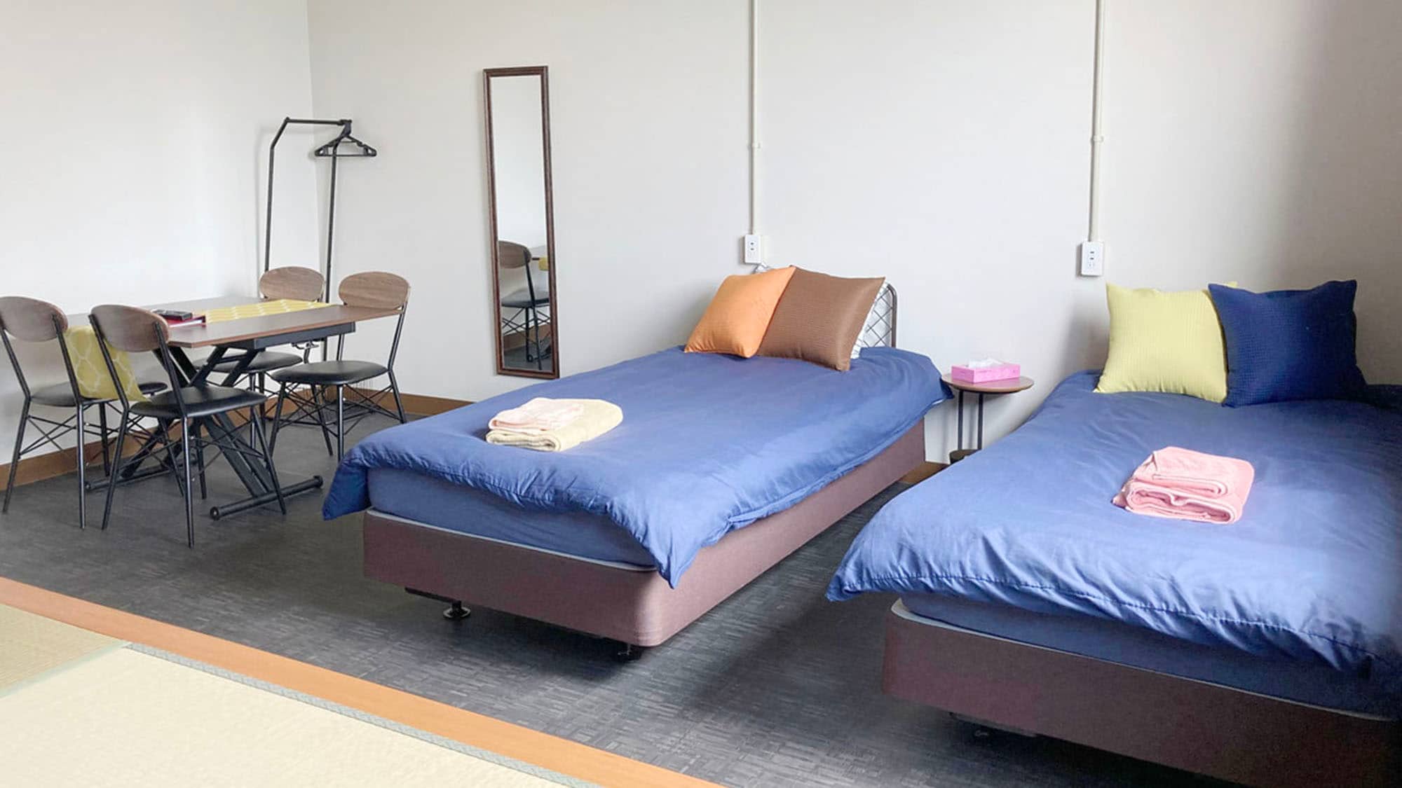 ・2 Simmons single beds/dining table/hanger rack