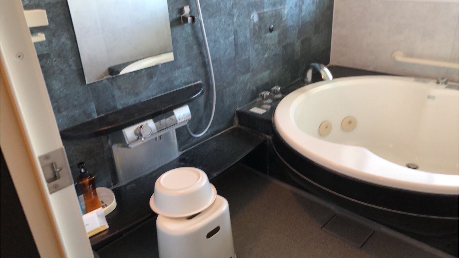 [Royal Spa Suite] เพลิดเพลินกับช่วงเวลาแห่งความผ่อนคลายและผ่อนคลายในอ่างจากุซซี่ส่วนตัวของคุณ