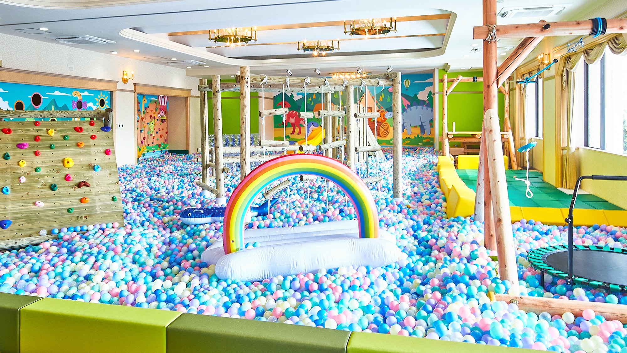 Ball pool in the building (free)