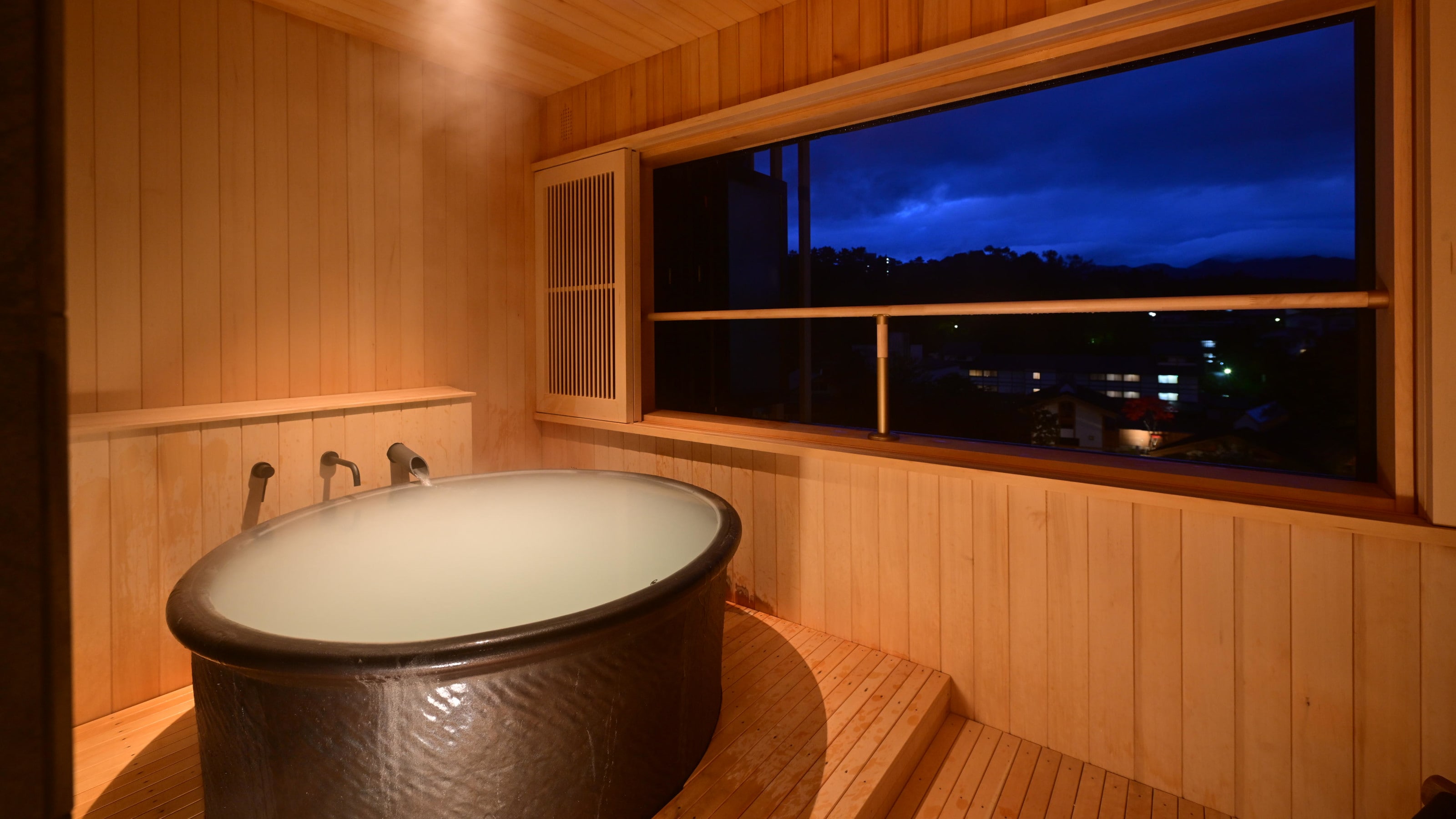 Jizo hot spring water (half open-air bath) Japanese-Western style room ■ Capacity: 4 people ■