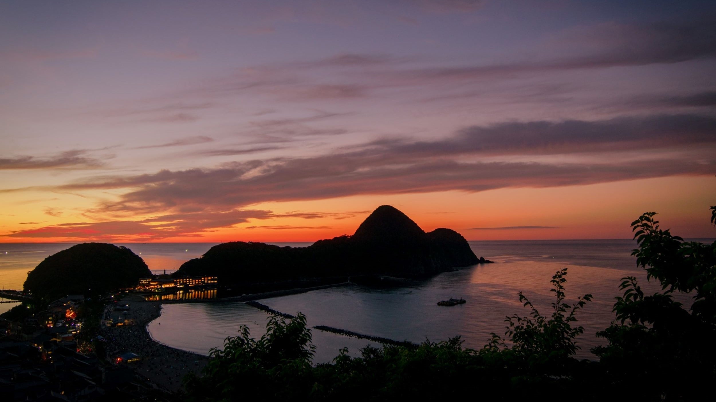 Oku-Kinosaki Seaside Hotel and Takenohama Beach at dusk