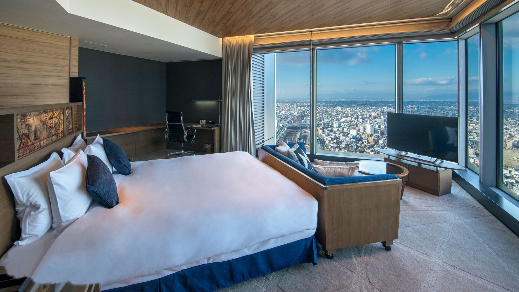 [35th floor and above] Deluxe Corner King