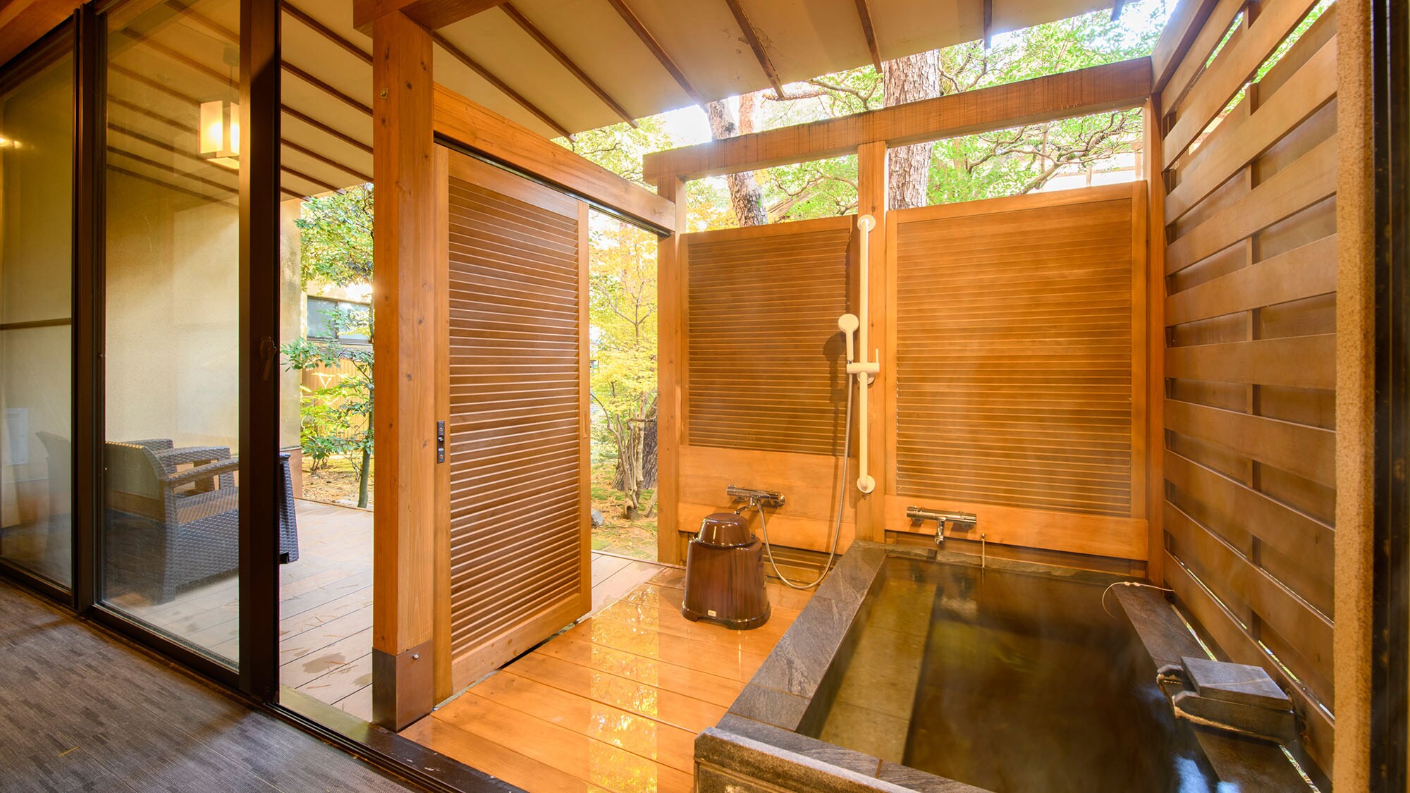 [Choyo Room: Two-story suite] An open-air bath where you can feel the refreshing breeze.
