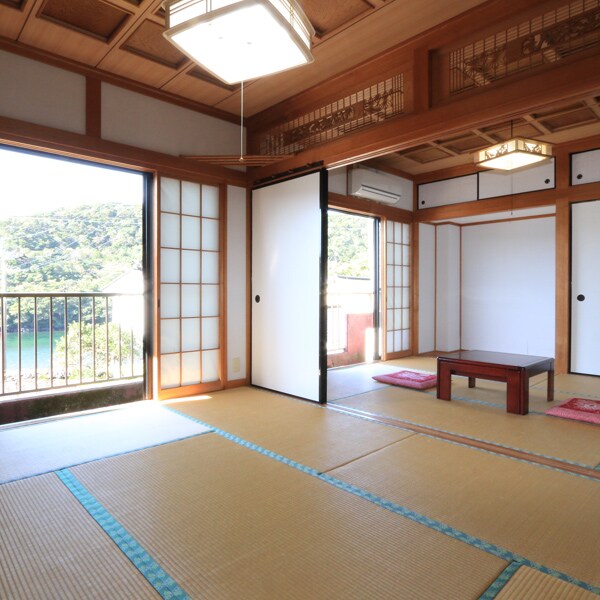 [Japanese-style room 12 tatami mats] Two Japanese-style rooms