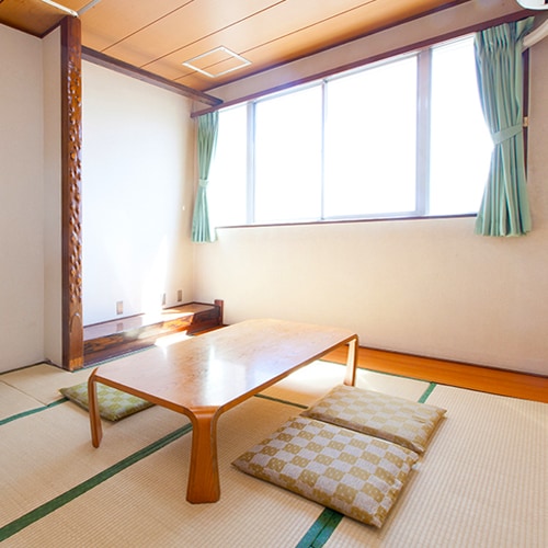 [日式房間] 在簡單的日式房間裡鋪上被褥，您可以舒適地休息。