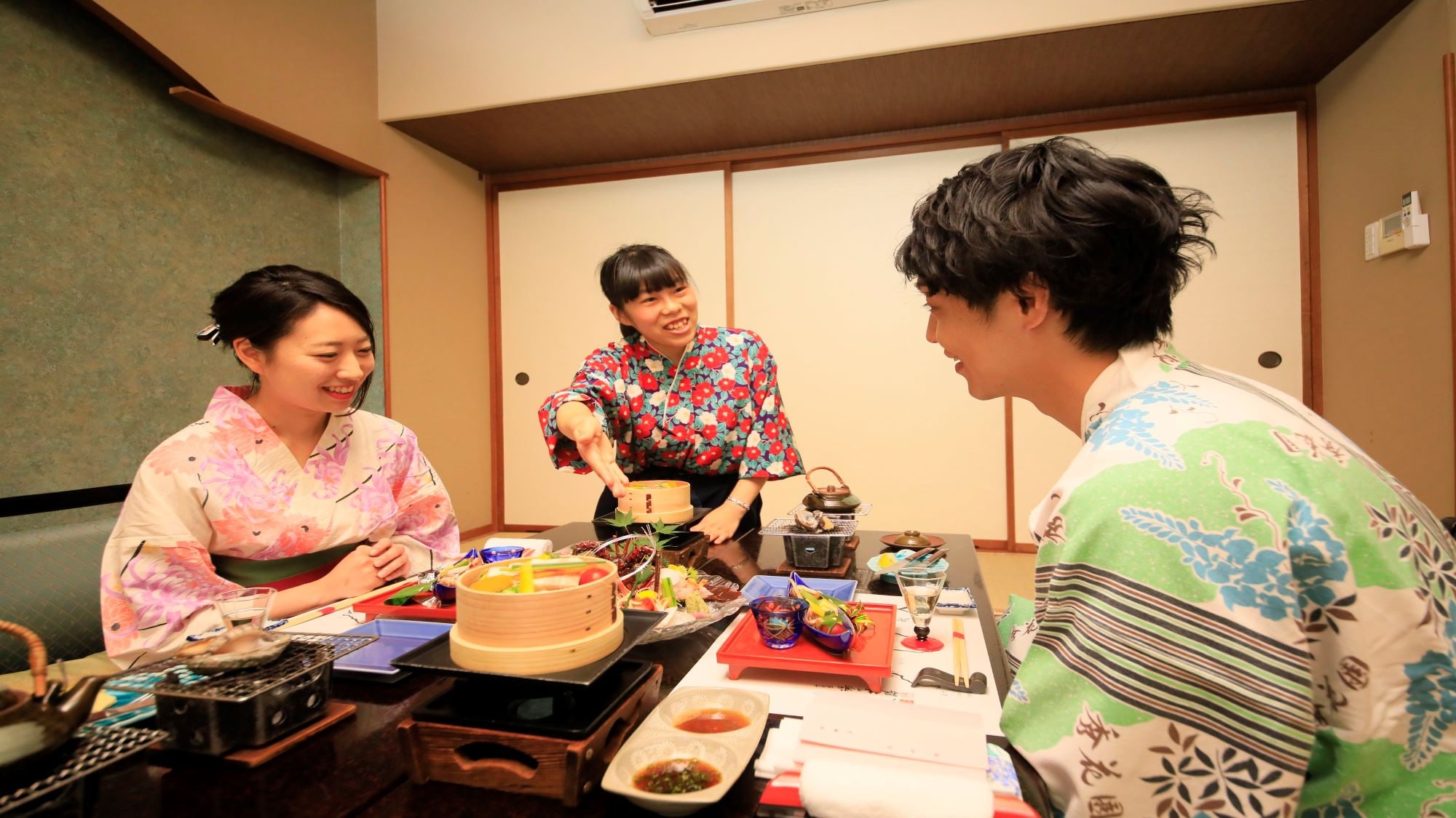 We have room meals in the morning and at night ♪