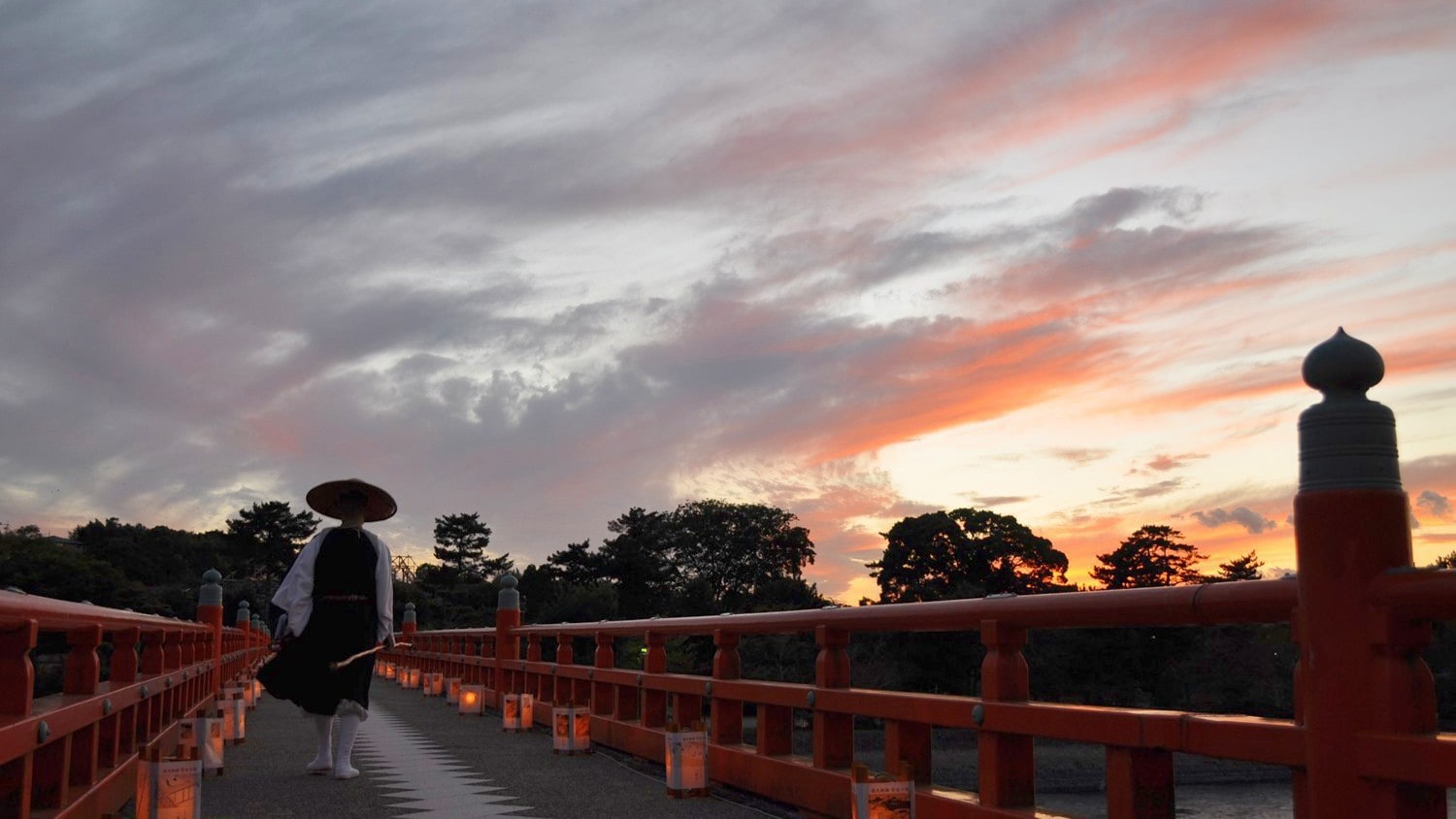 (Asagiri Bridge at Dusk) A vermilion-lacquered bridge that brightens up the scenery of Uji *The image is an image