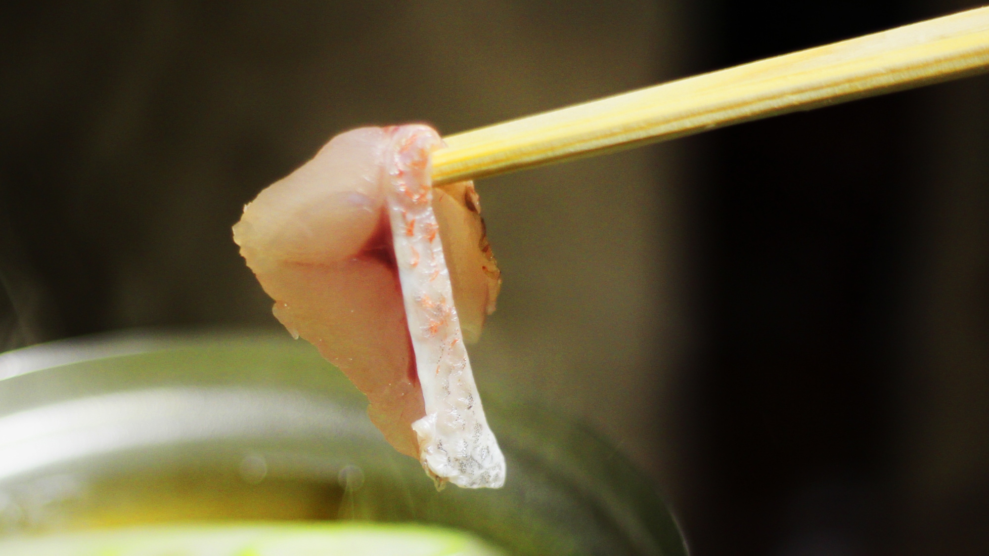 【목구멍 회석】 살짝 국물에 빠지는 일로 여분의 지방이 떨어지고 적당히 몸이 버립니다.