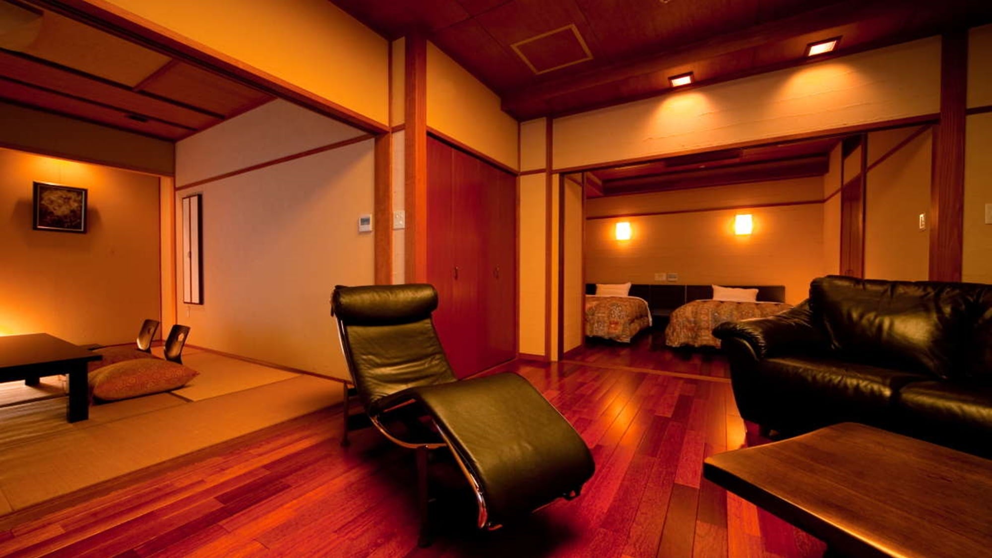 Japanese-Western style room with cypress bathtub "Kaede" / Room with living room