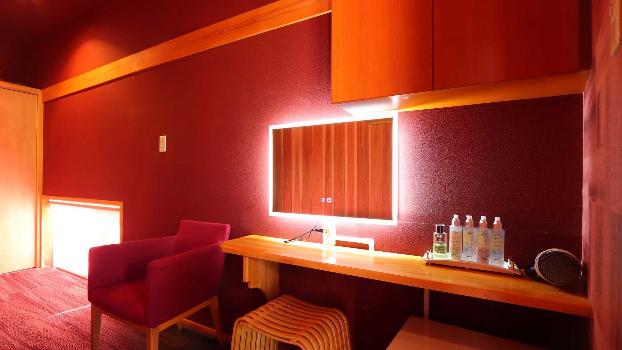 [Suho] The changing room for the open-air bath attached to the room is equipped with a large mirror with lighting.
