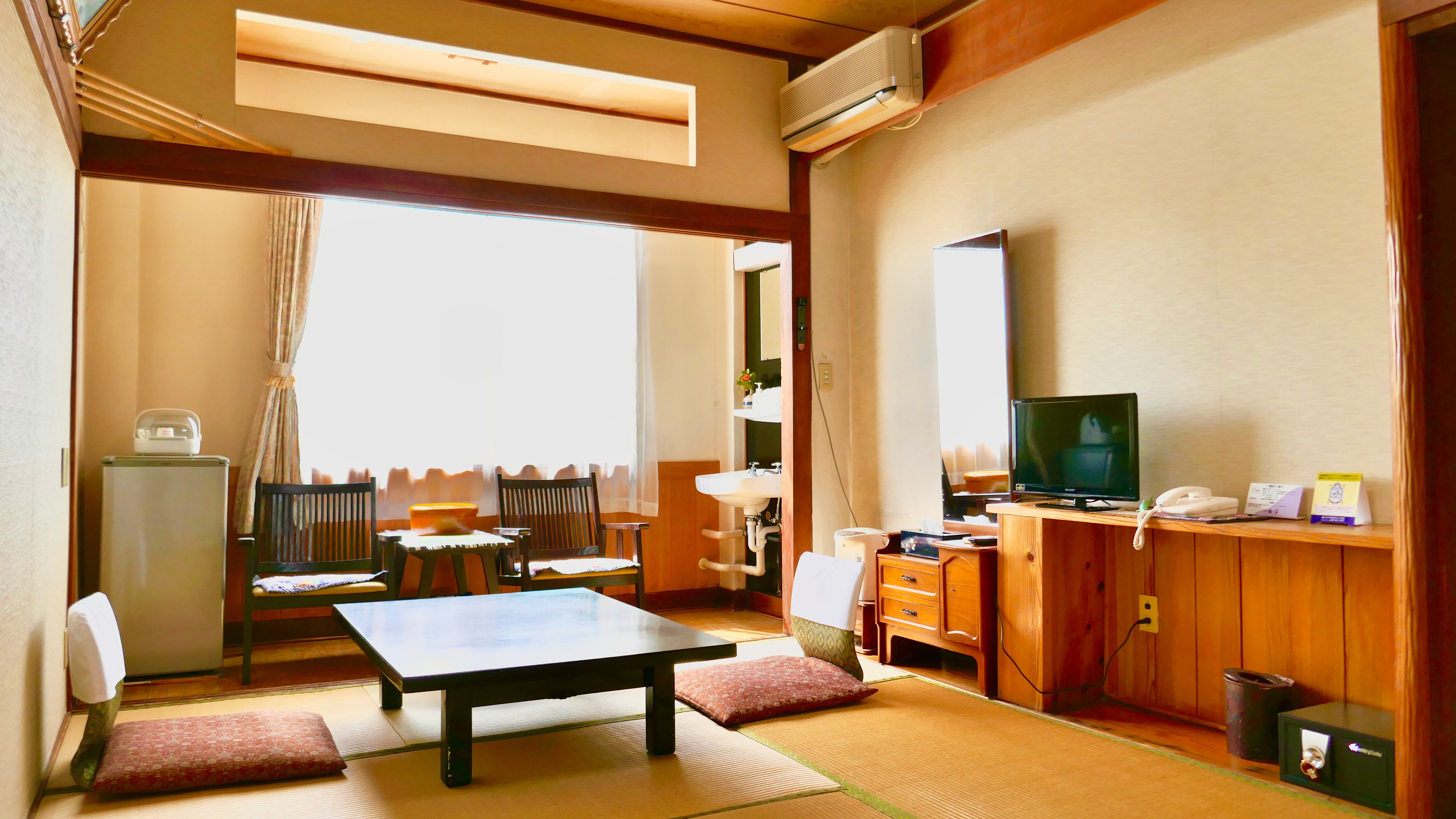 All types are Japanese-style rooms with 8 tatami mats / No bath or toilet / Traditional and cozy