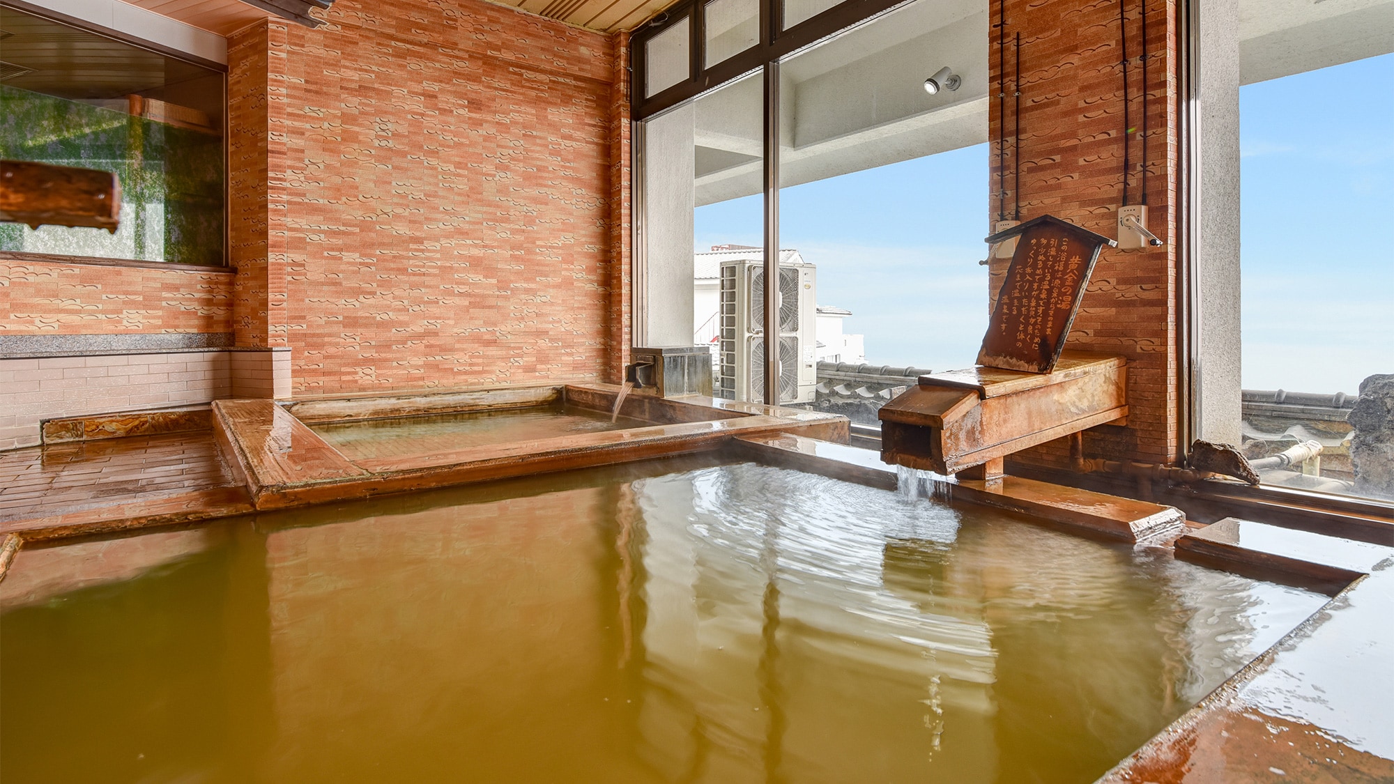 * [Large communal bath] Nozomi-no-Yu * Golden hot water is poured from the source *