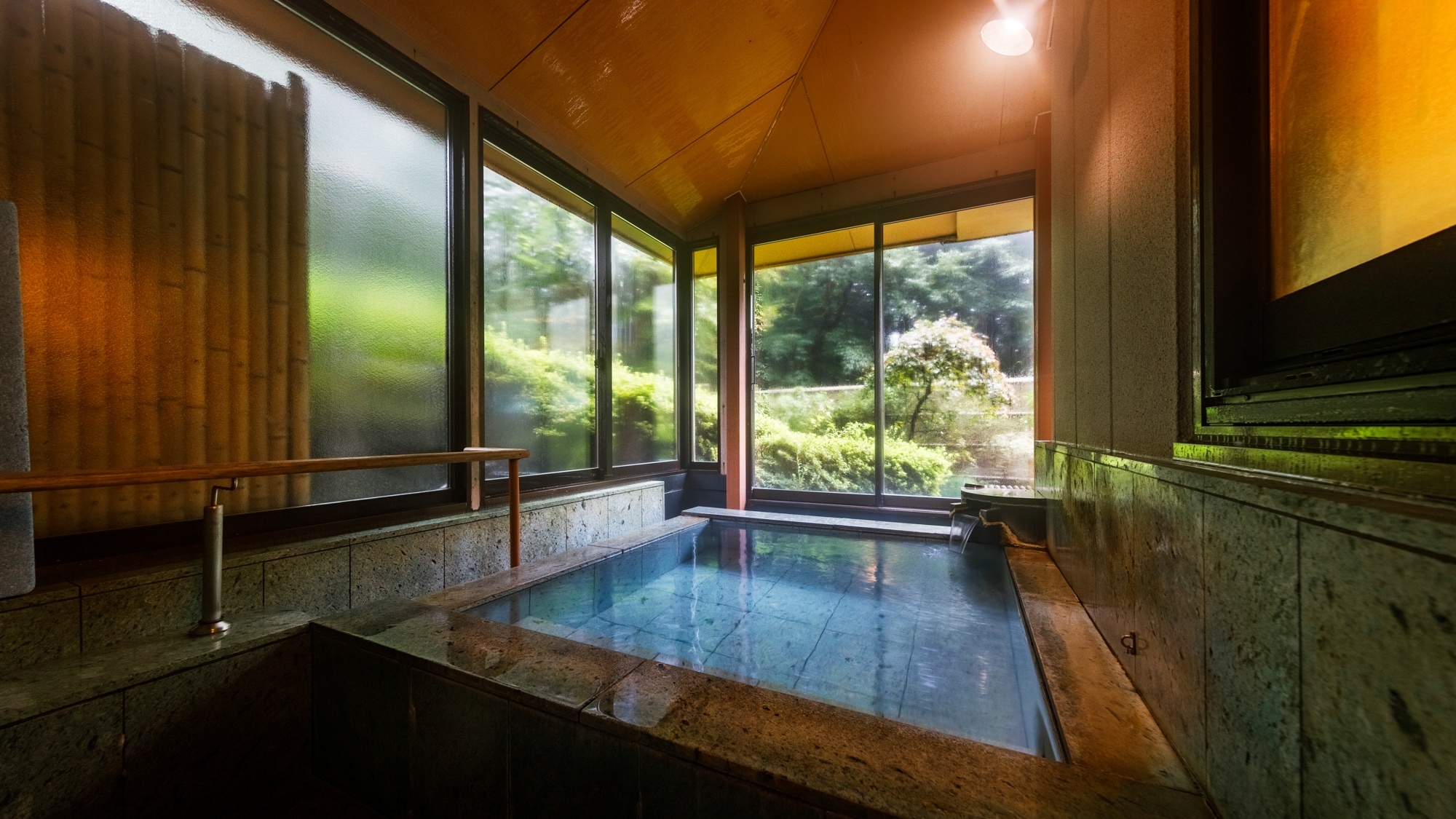 [Dengan pemandian air panas alami di udara terbuka] Kamar bergaya Jepang yang besar (ruang makan di dalam kamar)