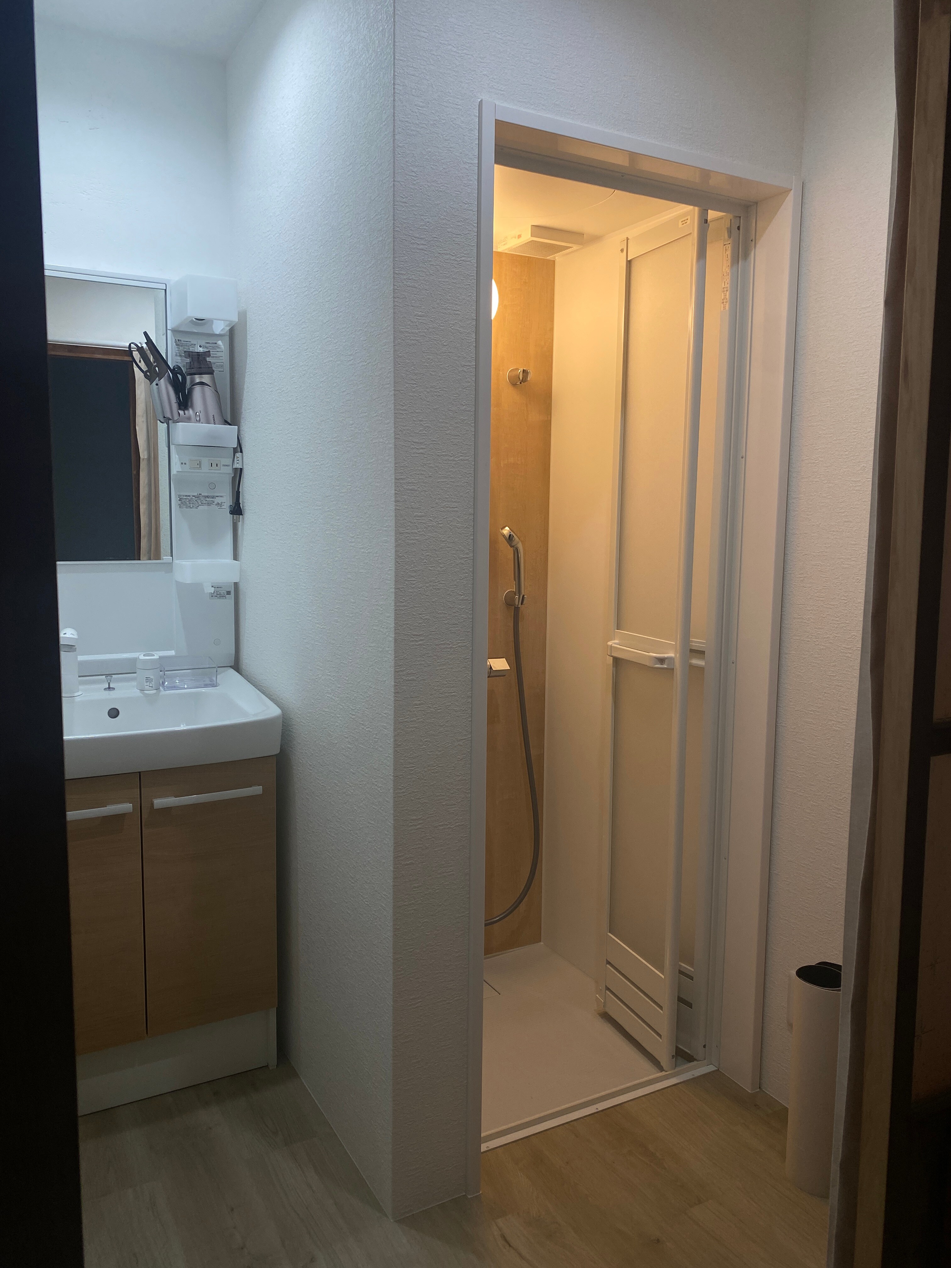 Shower room and washbasin